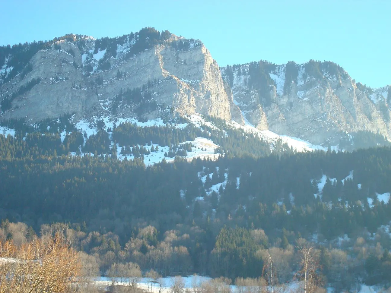 Photo showing: Vue des Mémises en hiver depuis le hameau de Sur le Crêt.