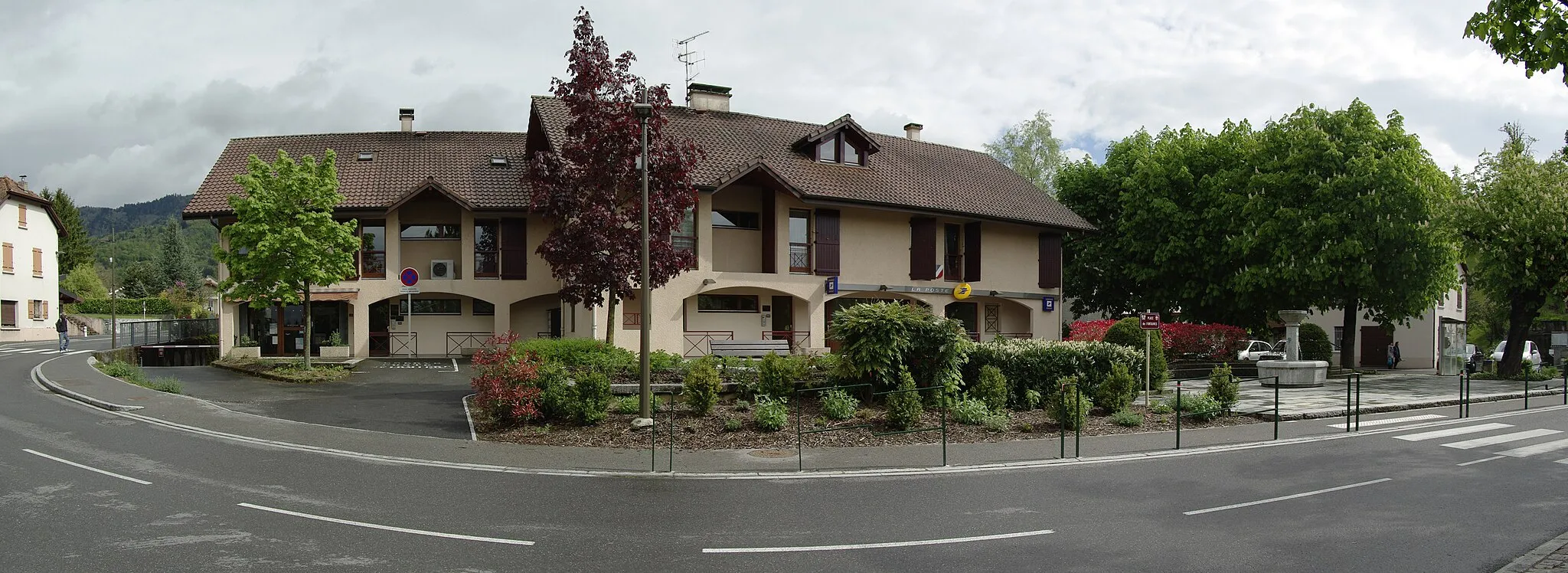 Photo showing: Place centrale de Perrignier