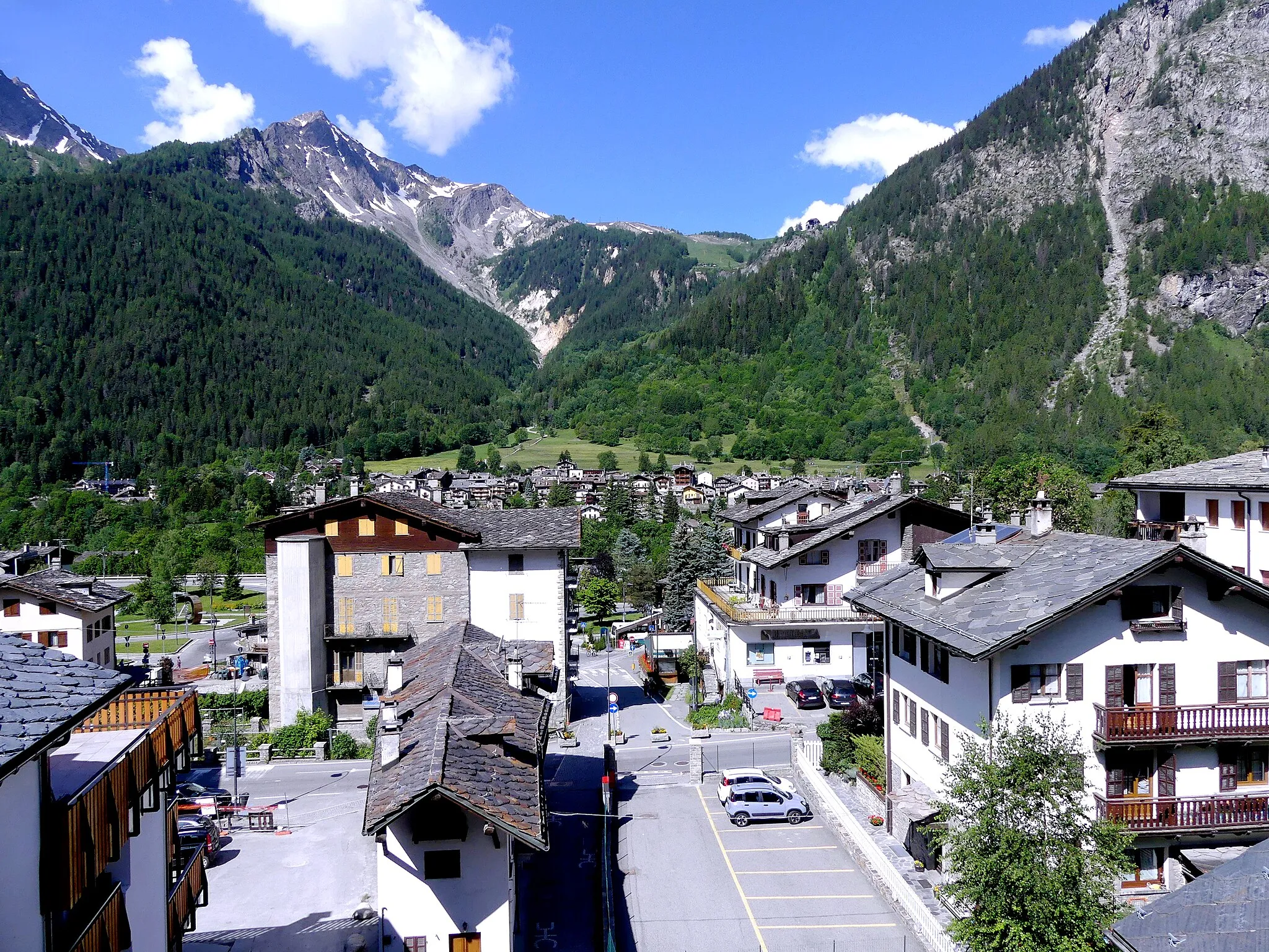 Photo showing: Sight, from Piazza Abbé Henry Place, of Courmayeur towards the west, in Aosta Valley, Italy.