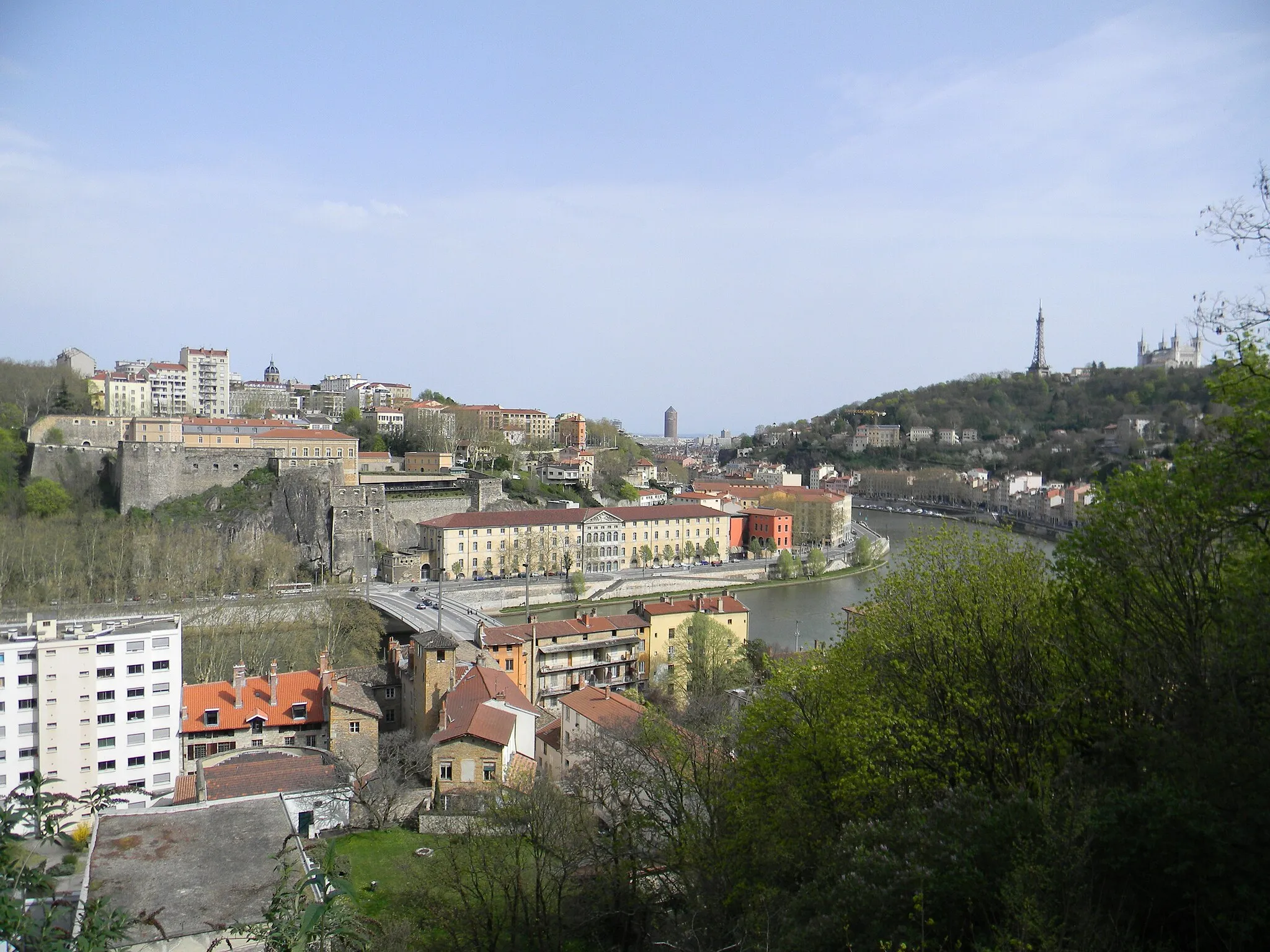 Photo showing: Panorama of Lyon, from left to right:
the Saint-Jean fort, the Oxygen tower, the Part-Dieu tower, the Saône river, the Fourvière transmitter and basilic.
