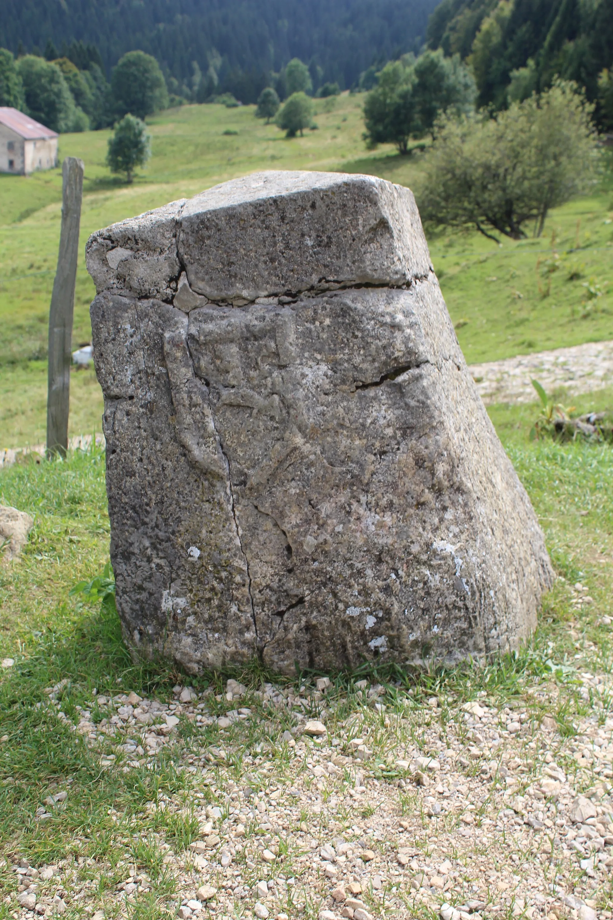 Photo showing: Borne au Lion, Chézery-Forens.