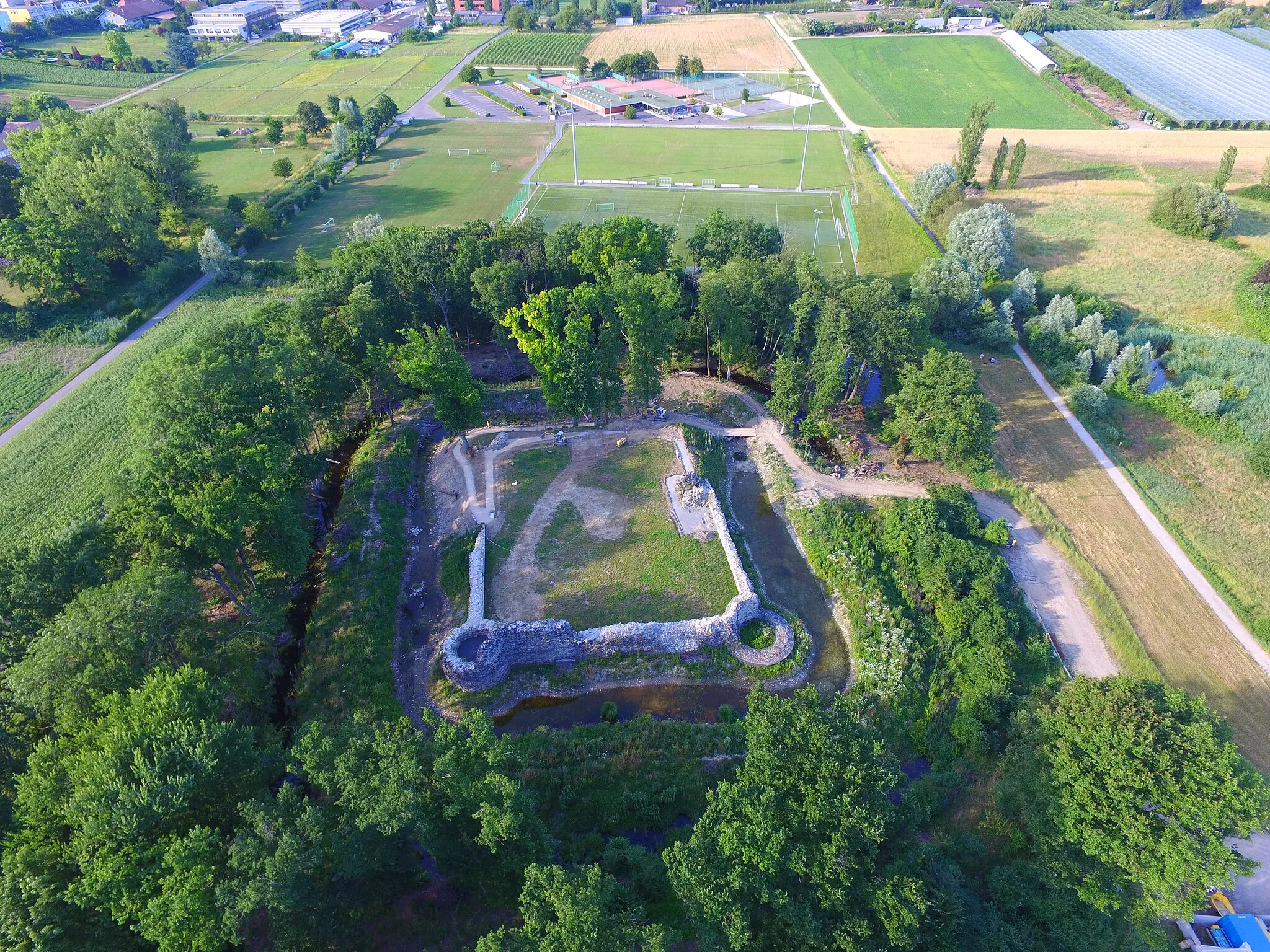 Photo showing: Rouelbeau Castle, aerial view