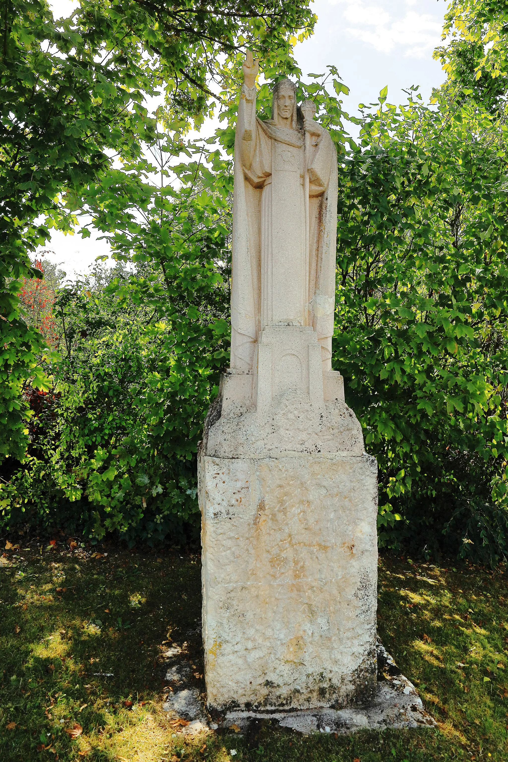 Photo showing: Statue du Christ-Roi du sculpteur Georges Serraz à Villotte-sur-Aube, miniature de la statue monumentale des Houches.