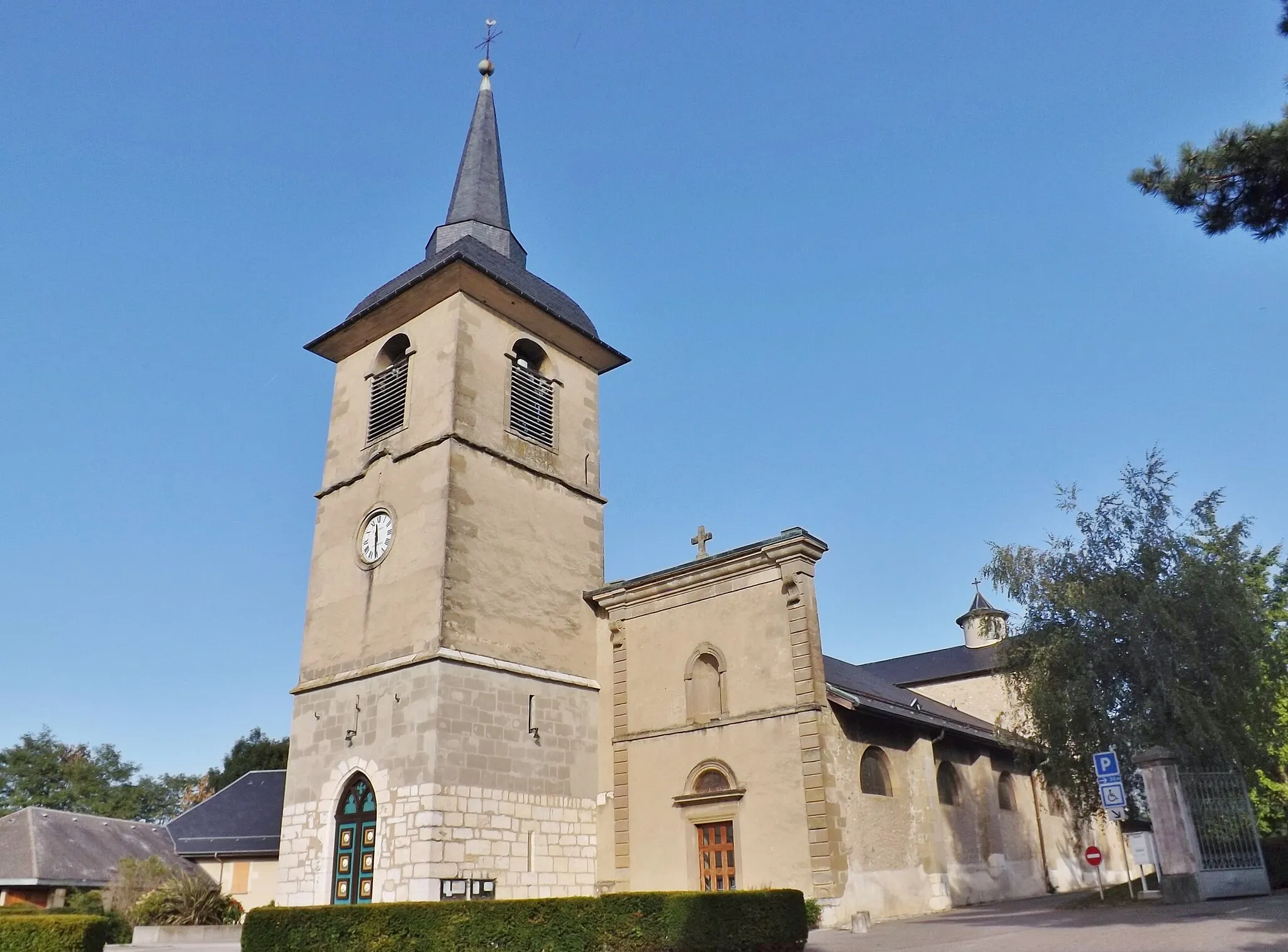Photo showing: Sight of the southern side of the église Saint-Jean-Baptiste church of La Motte-Servolex, near Chambéry in Savoie, France.