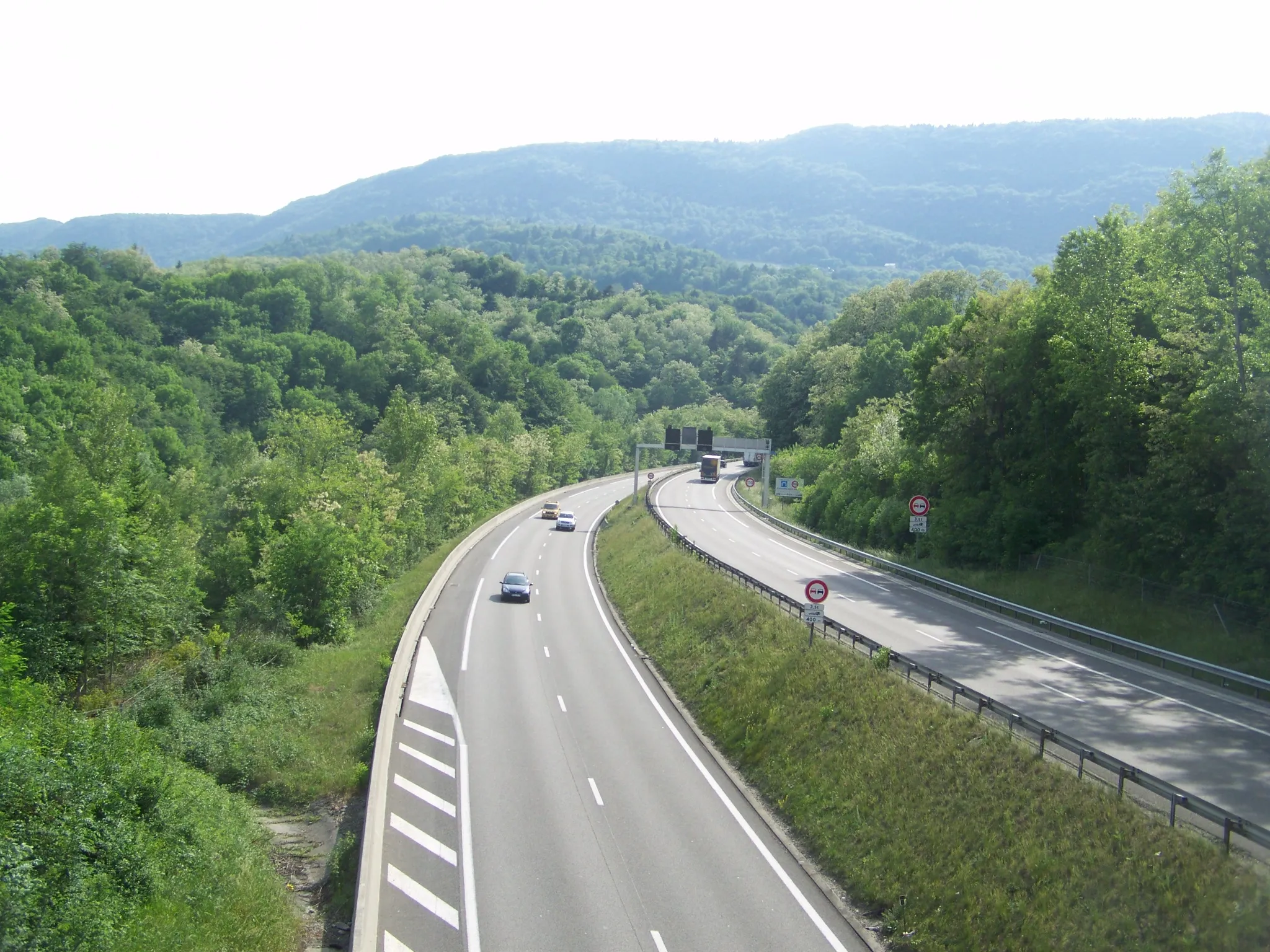 Photo showing: Picture of French motorway A43 soon entering in the Épine tunnel near Chambéry in Savoie, France.