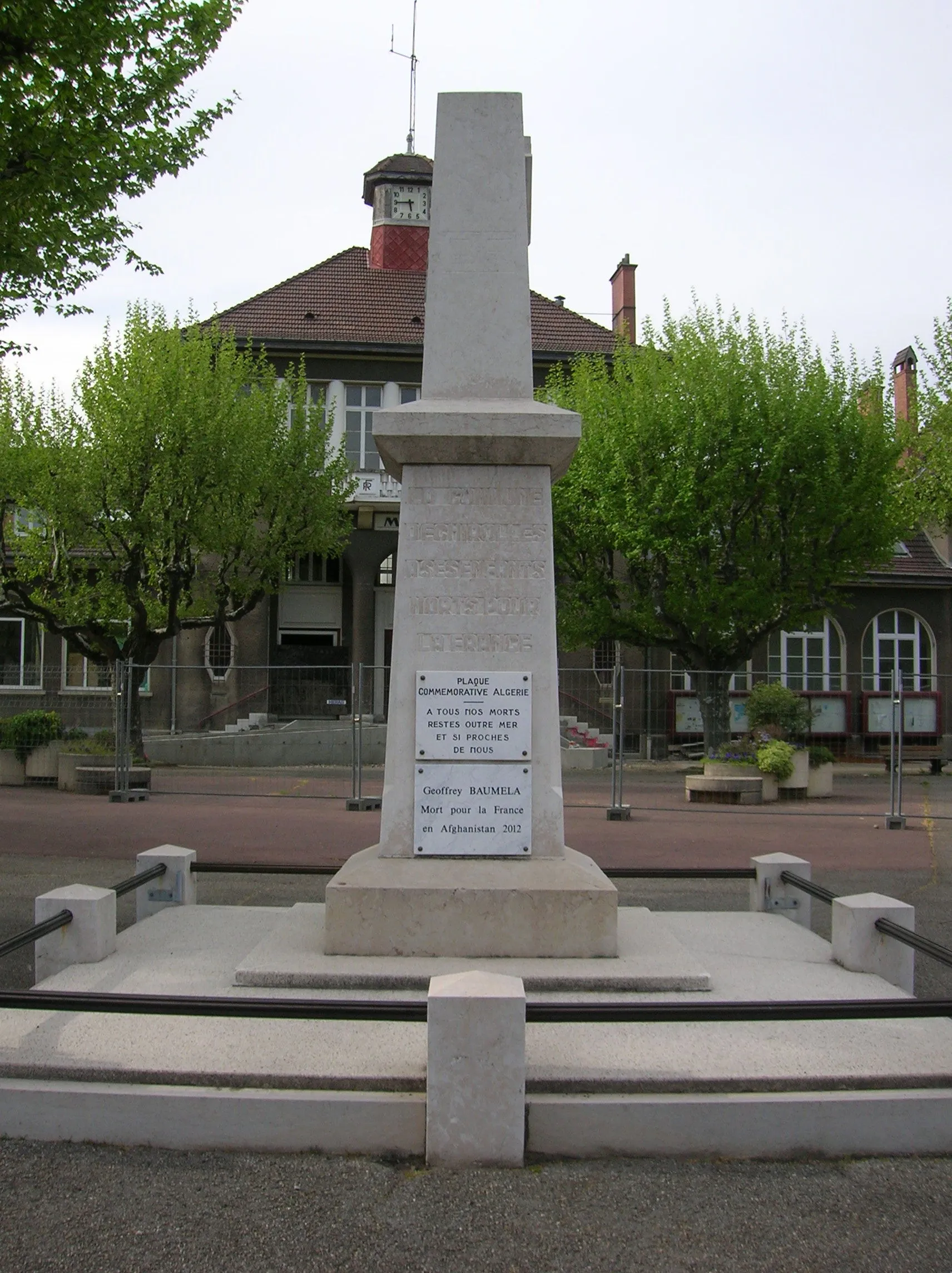 Photo showing: monument aux morts devant l'ancienne mairie. Échirolles, Isère, France.