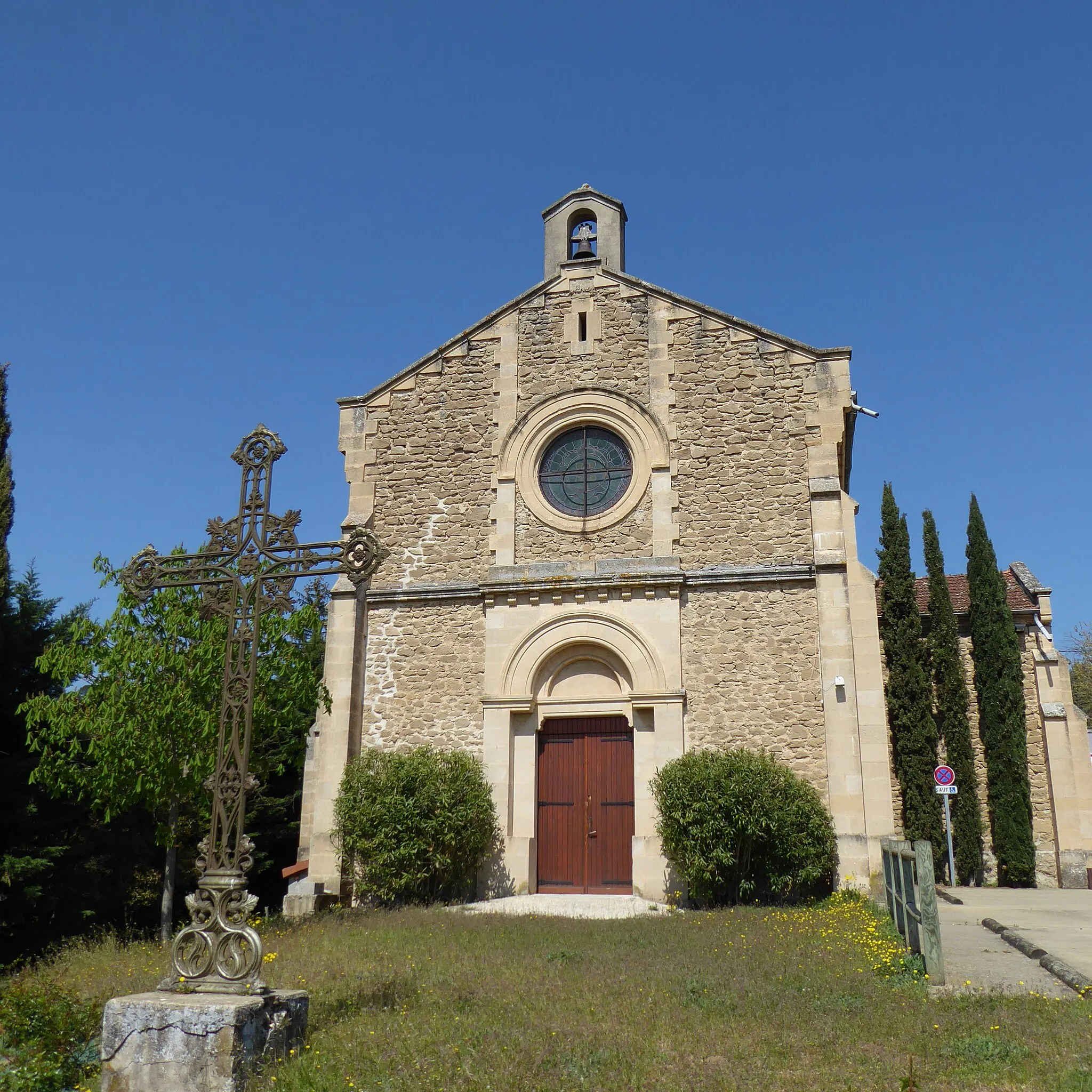 Photo showing: L'église, avec une croix