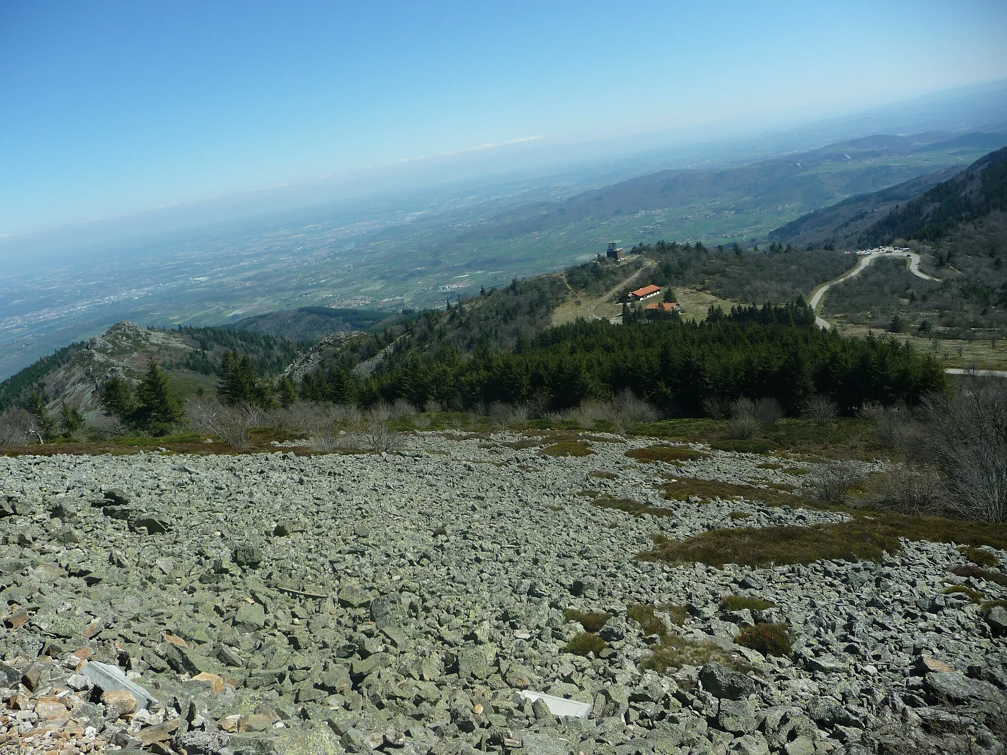 Photo showing: Chirat du crêt de l'Oeillon et vue sur le col de l'Oeillon (1235m) plus bas