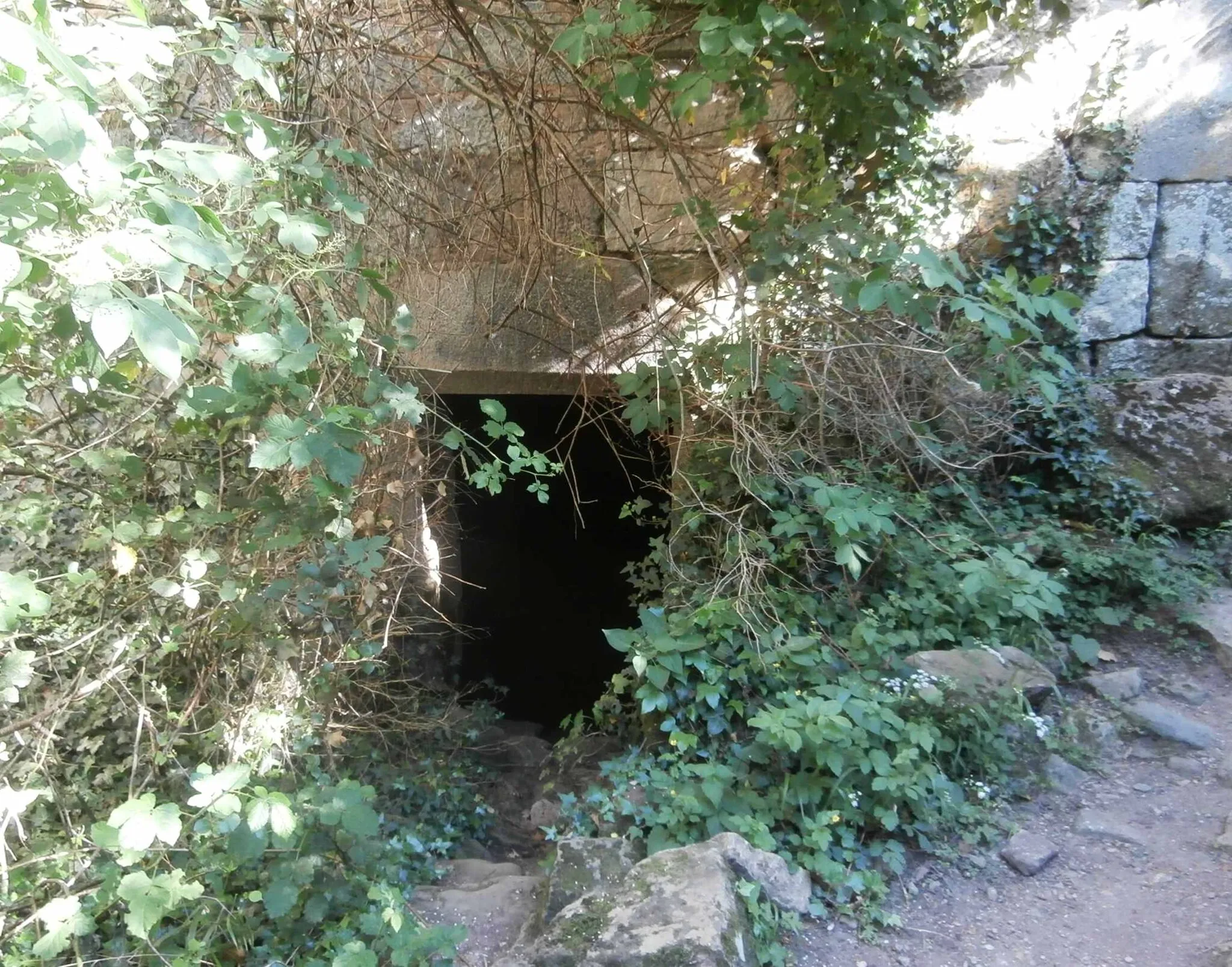 Photo showing: Les grottes, accès extérieur