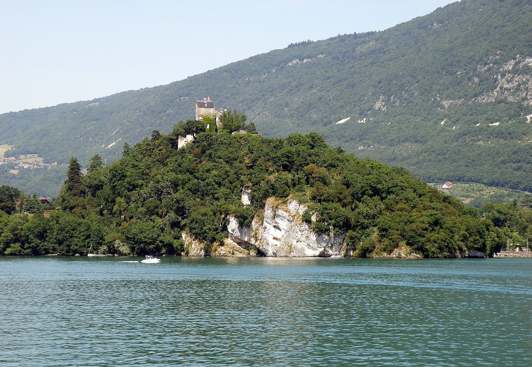 Photo showing: Chindrieux, comm. du département de la Savoie (région Rhône-Alpes, France). Le château de Châtillon, dans le village homonyme, au bord du lac du Bourget.