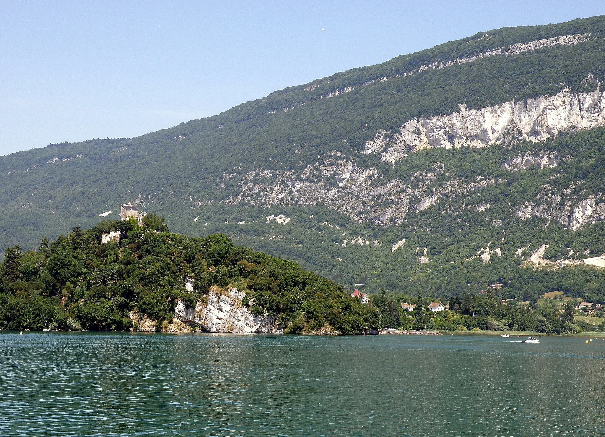 Photo showing: Chindrieux, comm. du département de la Savoie (région Rhône-Alpes, France). Le château de Châtillon, dans le village homonyme, au bord du lac du Bourget. À l’arrière-plan, la montagne de Cessens.