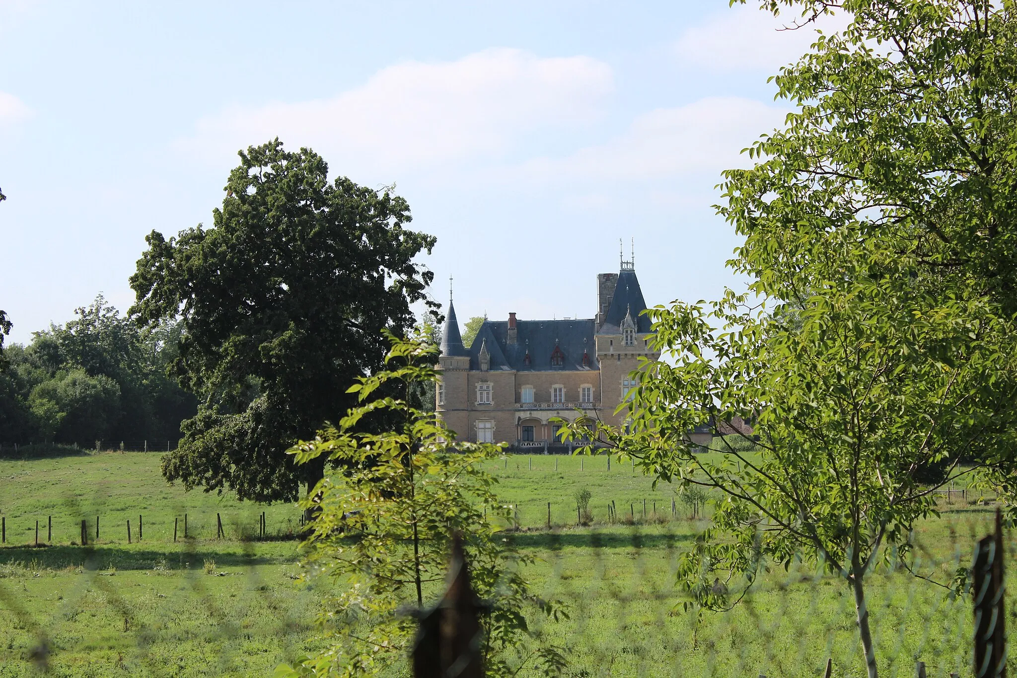 Photo showing: This building is indexed in the base Mérimée, a database of architectural heritage maintained by the French Ministry of Culture, under the reference PA38000033 .