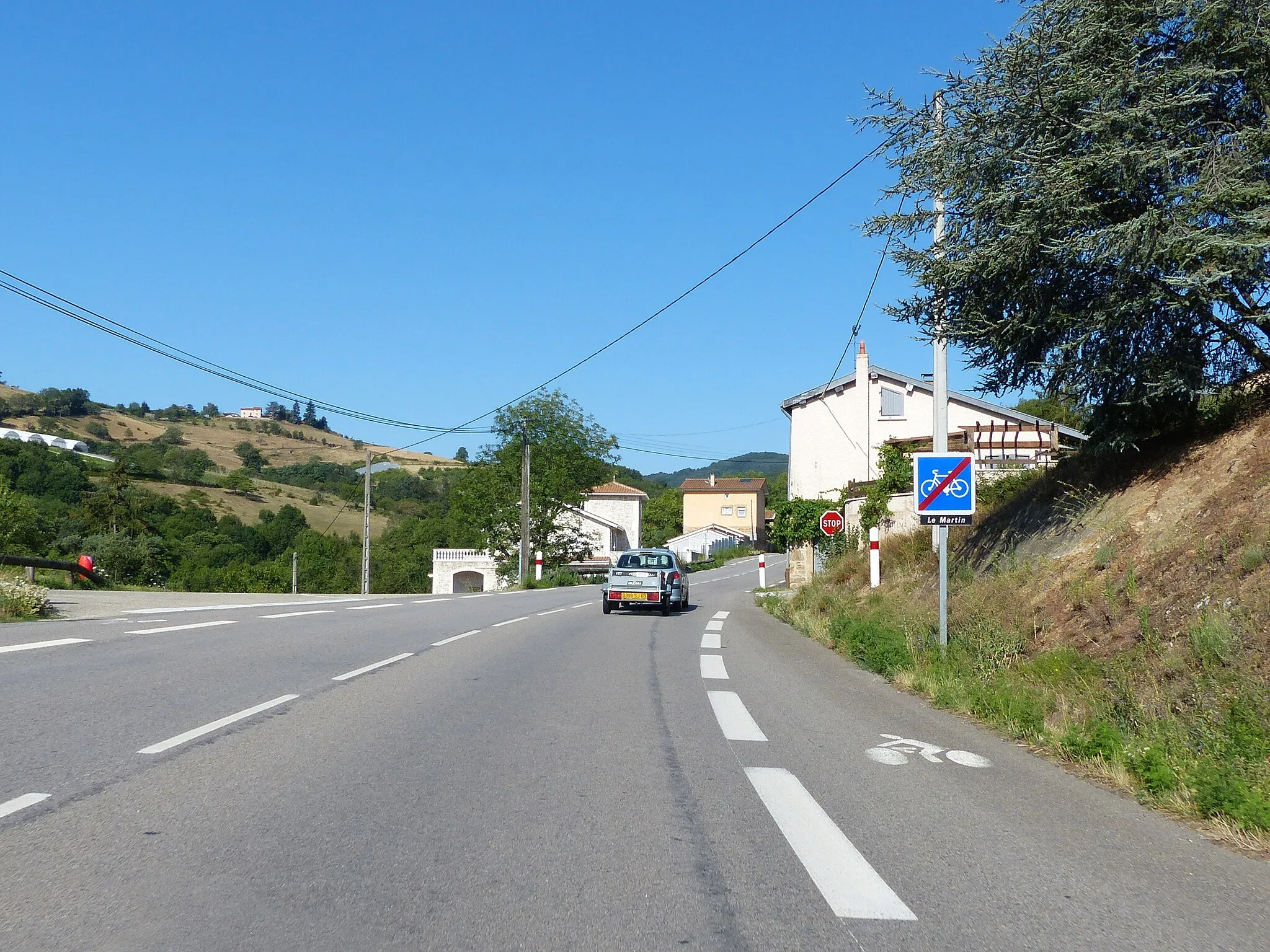 Photo showing: Panneaux C114 de fin de bande cyclable et E31 Le Martin, D311, Le Martin, Thurins, département du Rhône, France.