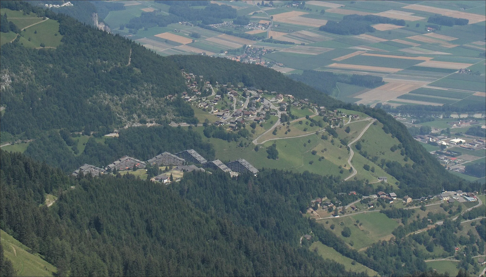 Photo showing: Torgon (middle), La Jorette (left) and Revereulaz (right) 
(Valais / Switzerland)
Picture taken from the Tour de Don

Author: Dake