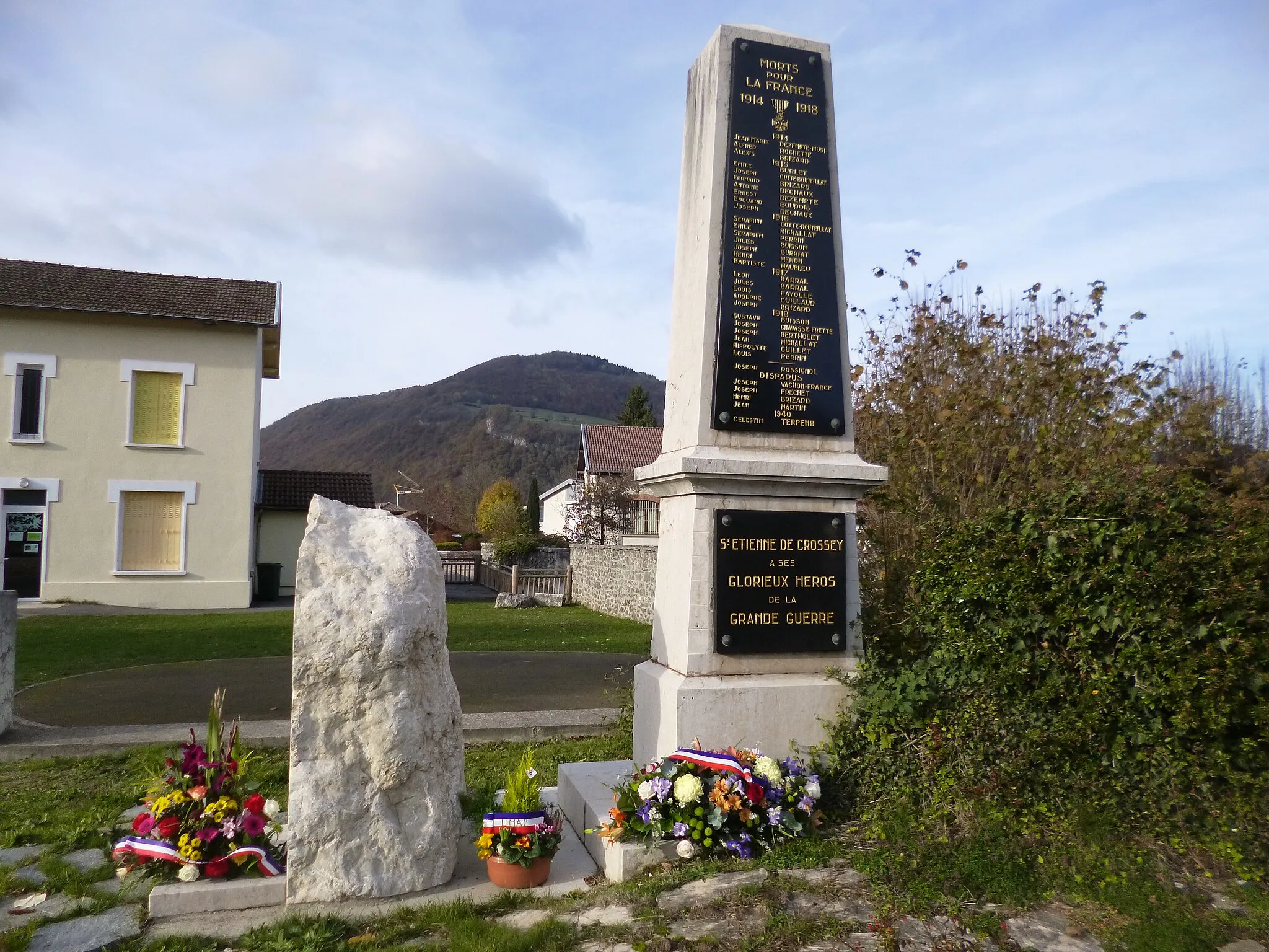 Photo showing: War Memorial (WW1 and WW2)
Saint-Etienne-de-Crossey
Isère, France

November 2016