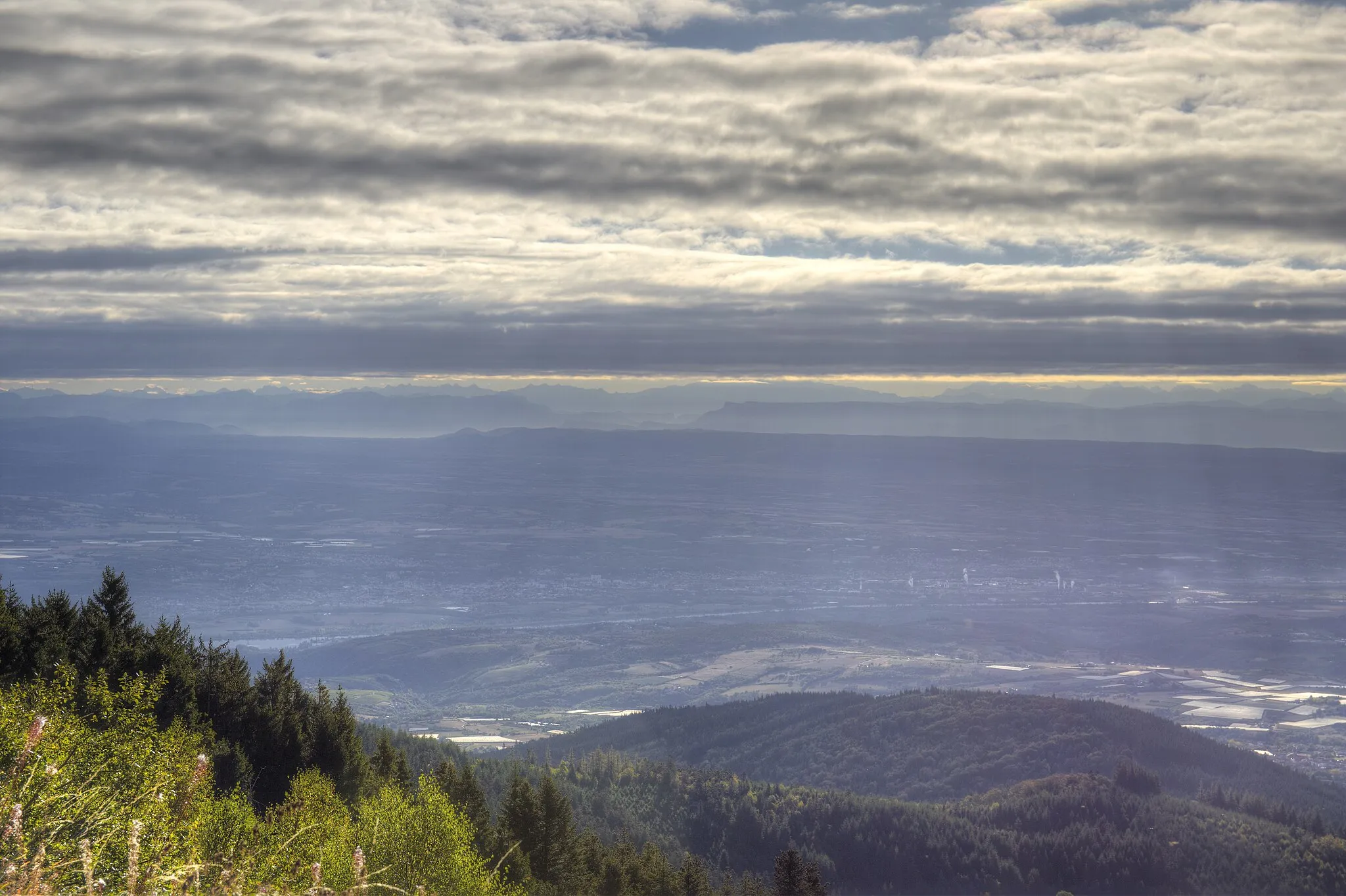 Photo showing: The Rhone valley and the Alps line from the Gratteau pass, in the Pilat massif.