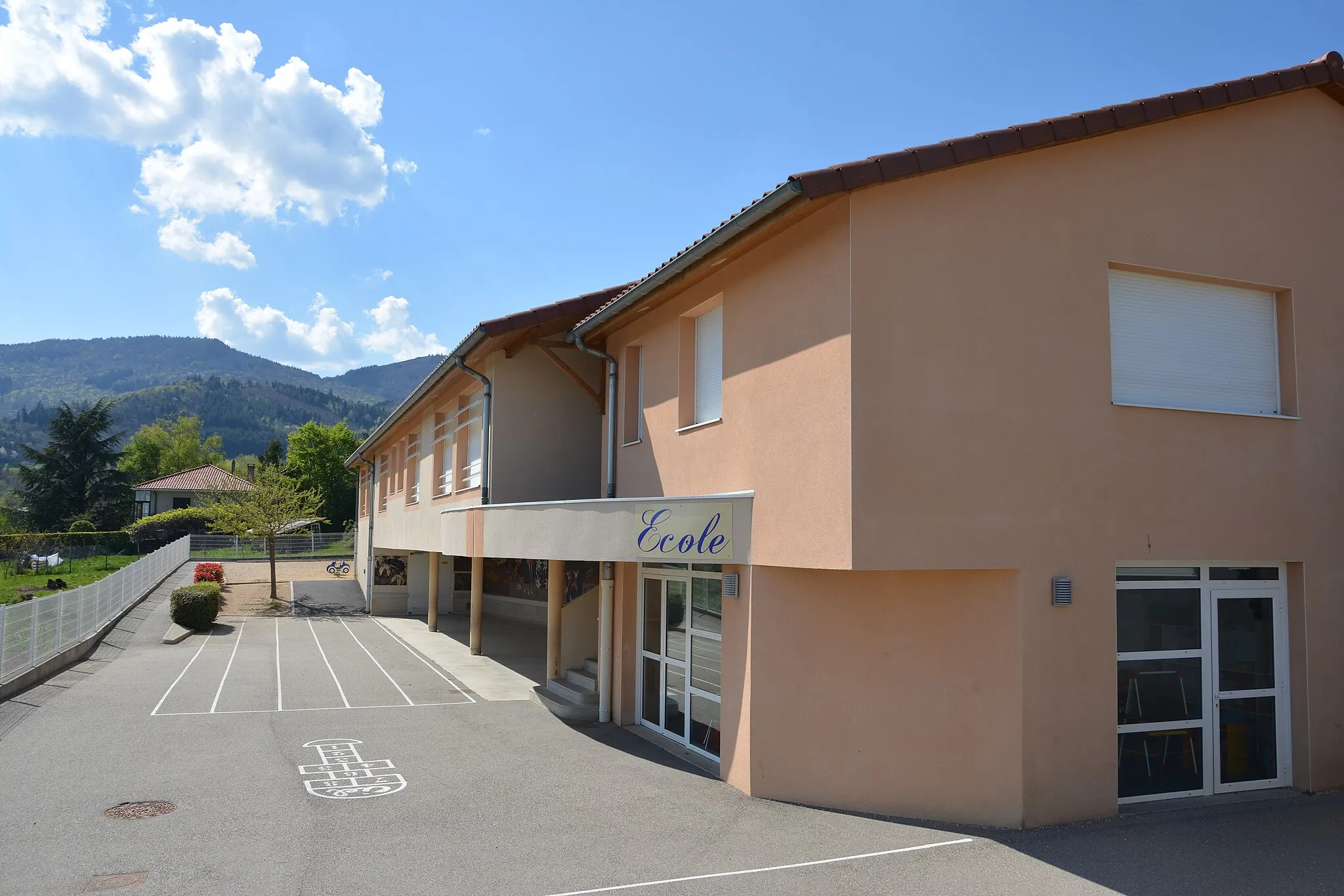 Photo showing: L'école primaire de Véranne.