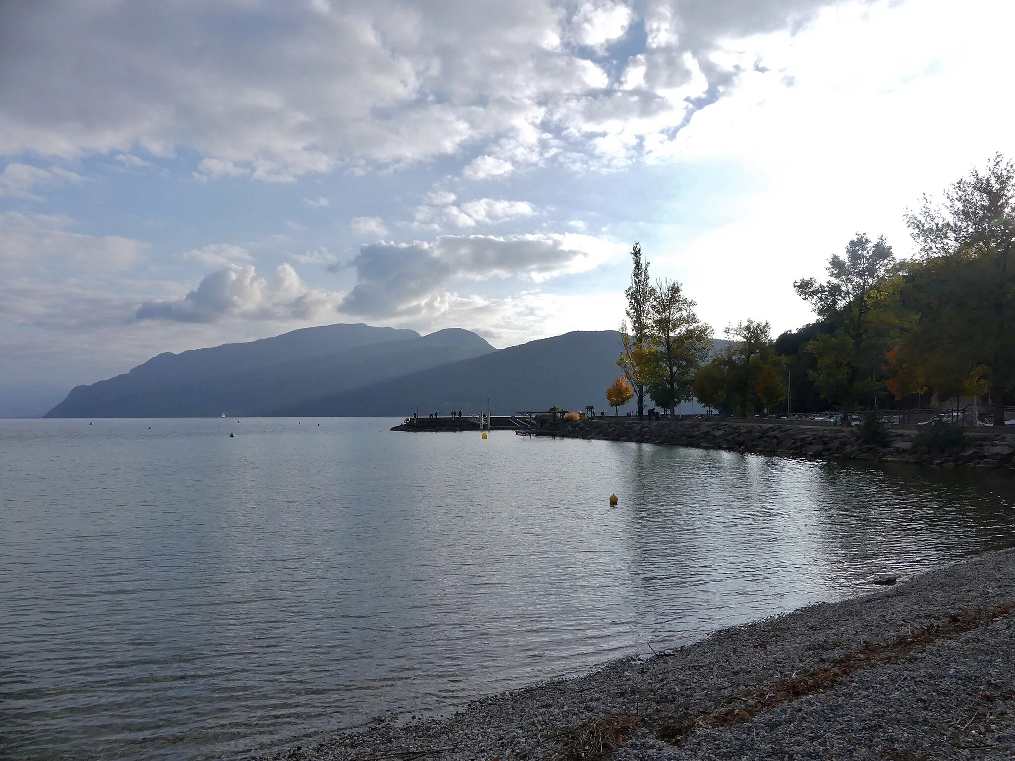 Photo showing: Sight, in the end of an autumn afternoon, of Châtillon beach a few minutes after the sunset, on the north-eastern side of Bourget lake, in Savoie, France.