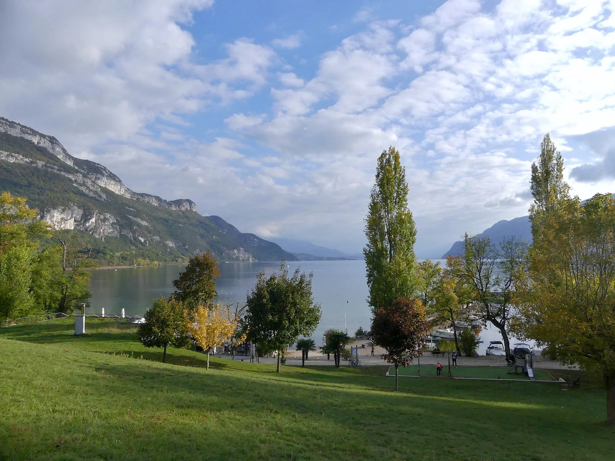 Photo showing: Sight, in the end of an autumn afternoon, of Châtillon recreation area on the north-eastern side of Bourget lake, in Savoie, France.