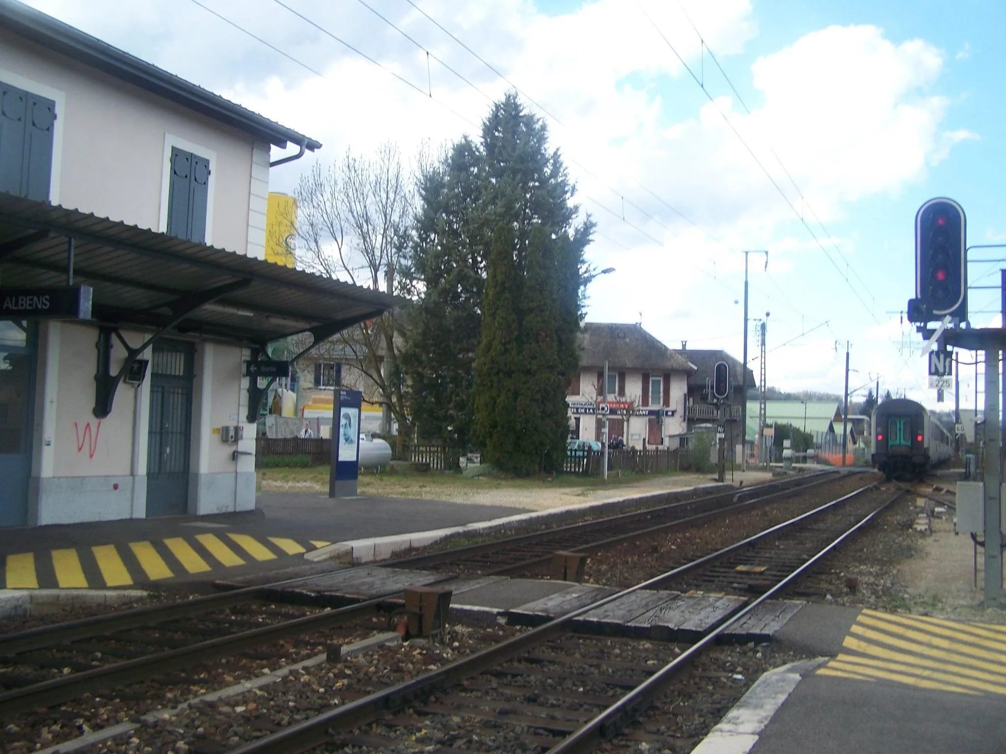 Photo showing: Tracks and platforms of the little station of Albens in Savoie, France (train moving to Annecy).