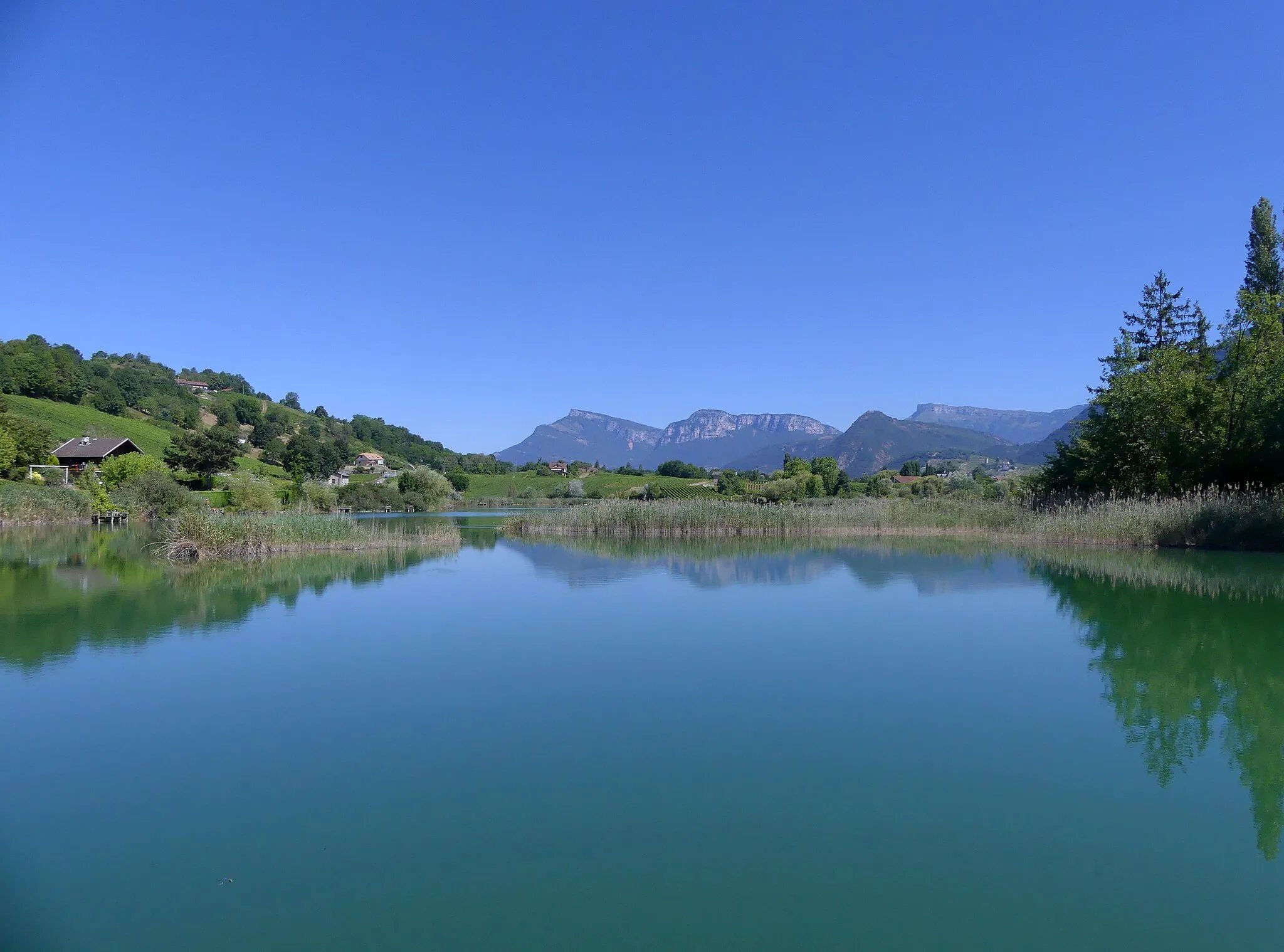 Photo showing: Sight, in summer, of Saint-André lake towards Chambéry at north, in Savoie, France.