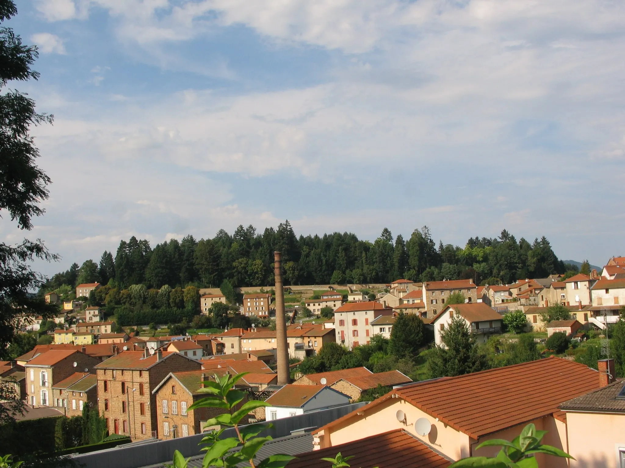 Photo showing: Amplepuis (Rhône), depuis parvis de la gare.