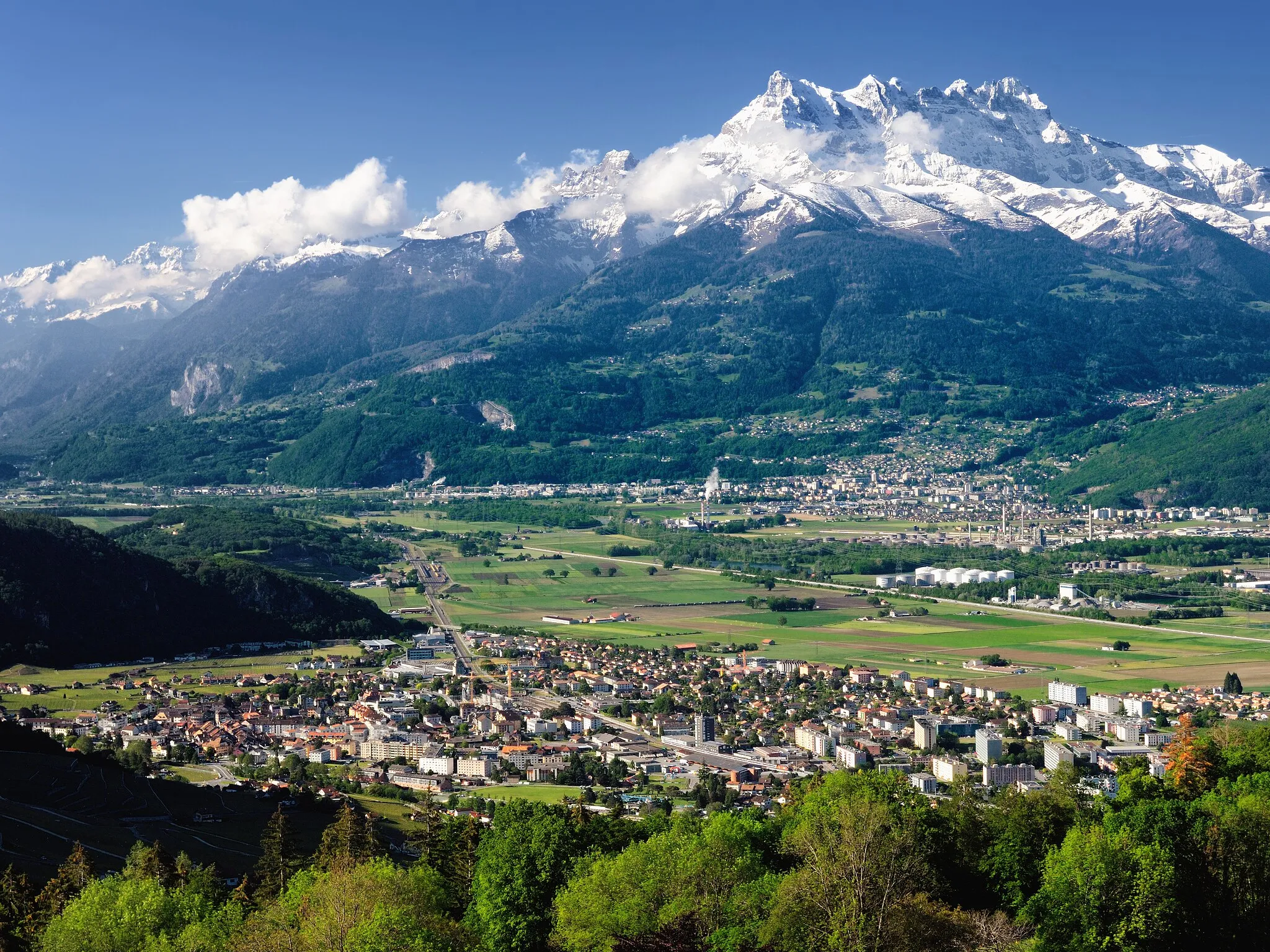 Photo showing: The region of Aigle with Monthey and the Dents du Midi in background, across the Rhone Valley. View from Vers-Cort (~800 m).