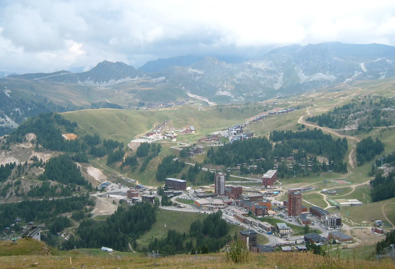 Photo showing: Zicht op een deel van Plagne Centre in de zomer, deel van het (ski)gebied van La Plagne