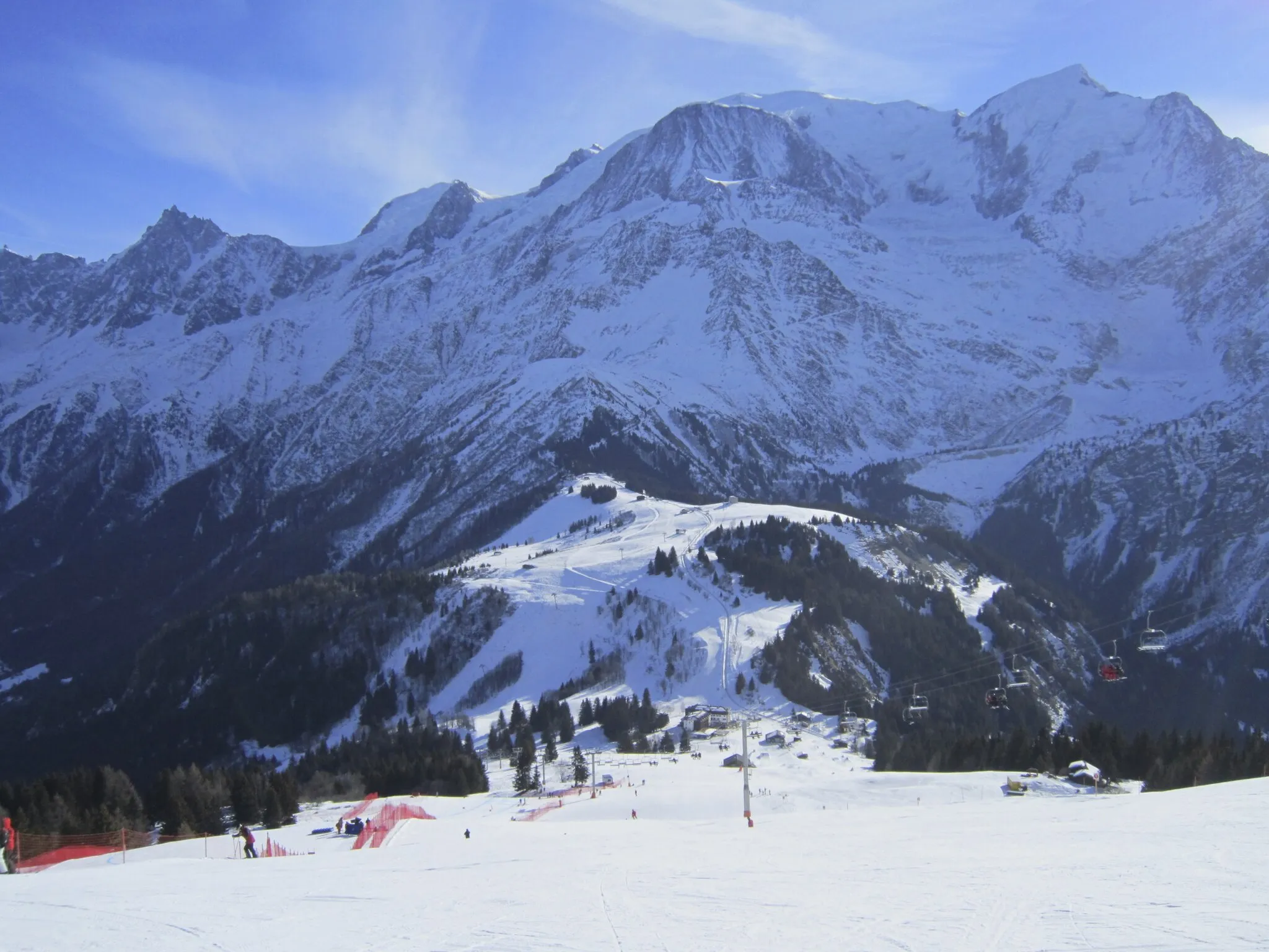 Photo showing: Photograph of the top of the Bellevue chairlift from the slope of the Kandahar, Les Houches, Chamonix, France.