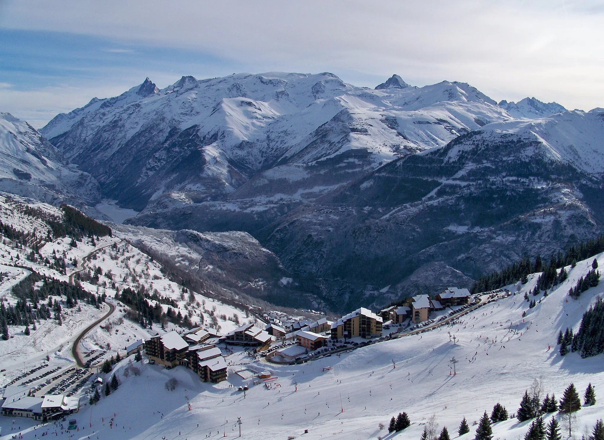 Photo showing: Prise de vue de la station d'Auris en Oisans, depuis le télésiège des Sures, avec une vue sur la meije et le domaine skiable des Deux Alpes.