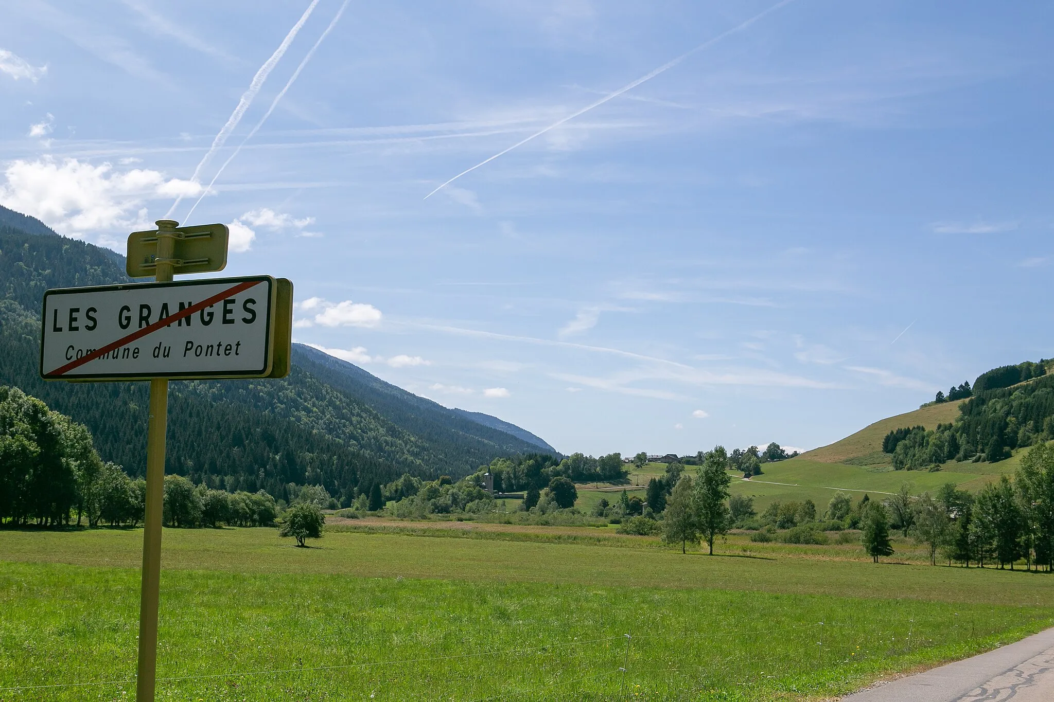 Photo showing: La départementale D207 (département de la Savoie), au niveau du hameau de "Les Granges", dans la commune du Pontet (vue en provenance du col du Grand Cucheron) - (Le Pontet / Savoie / France)