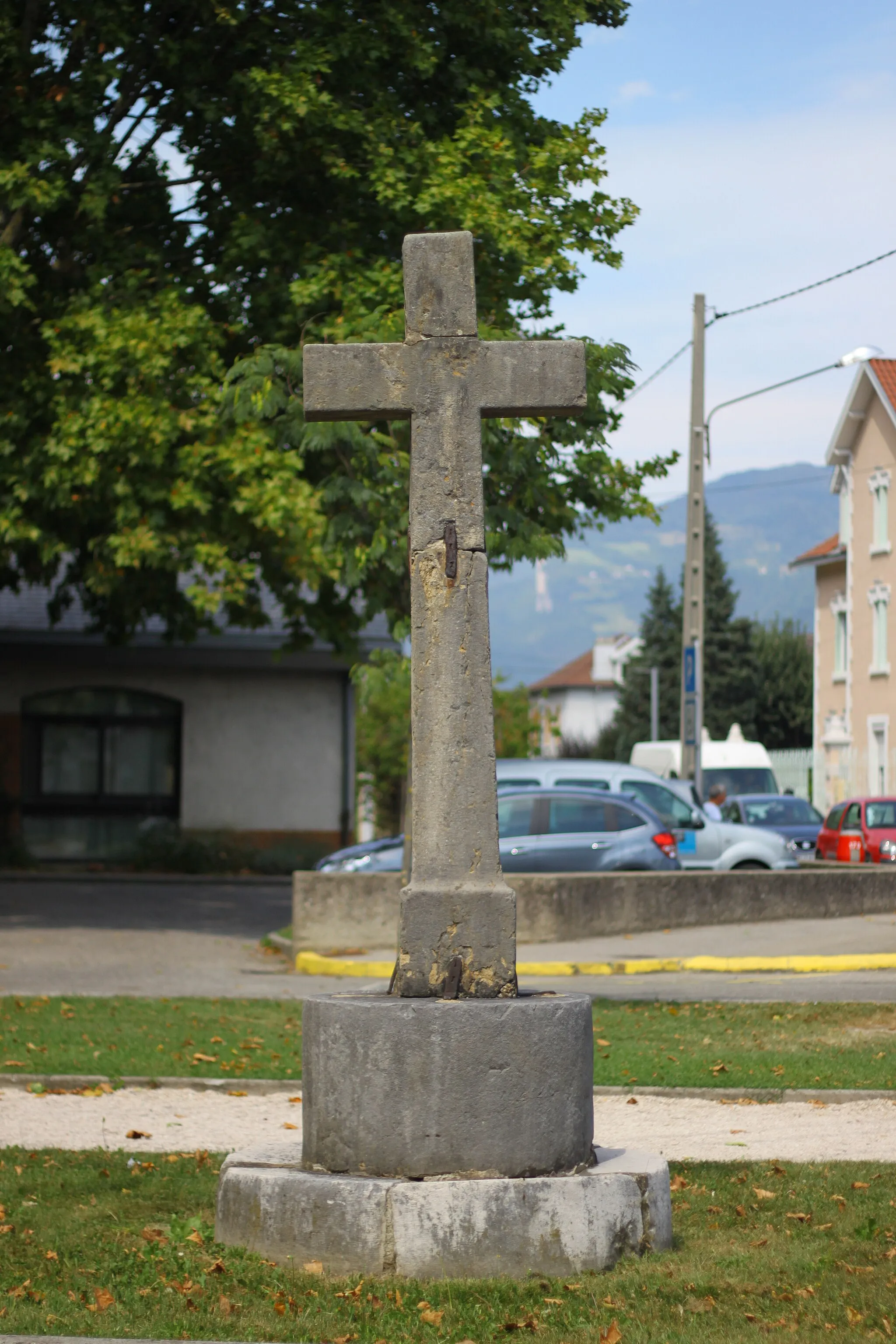 Photo showing: Croix en pierre située sur l'ancienne Allée Billery aujourd'hui place de la Libération, à Sassenage. Classé monument historique.