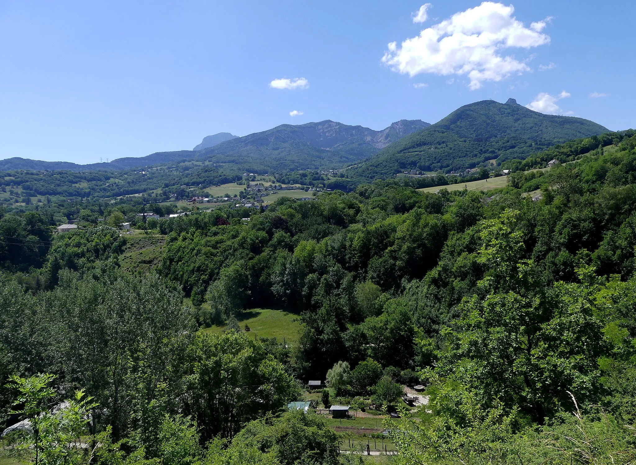 Photo showing: Sight of the heights of Cognin with visible Chartreuse mountain range at the background, Savoie, France.