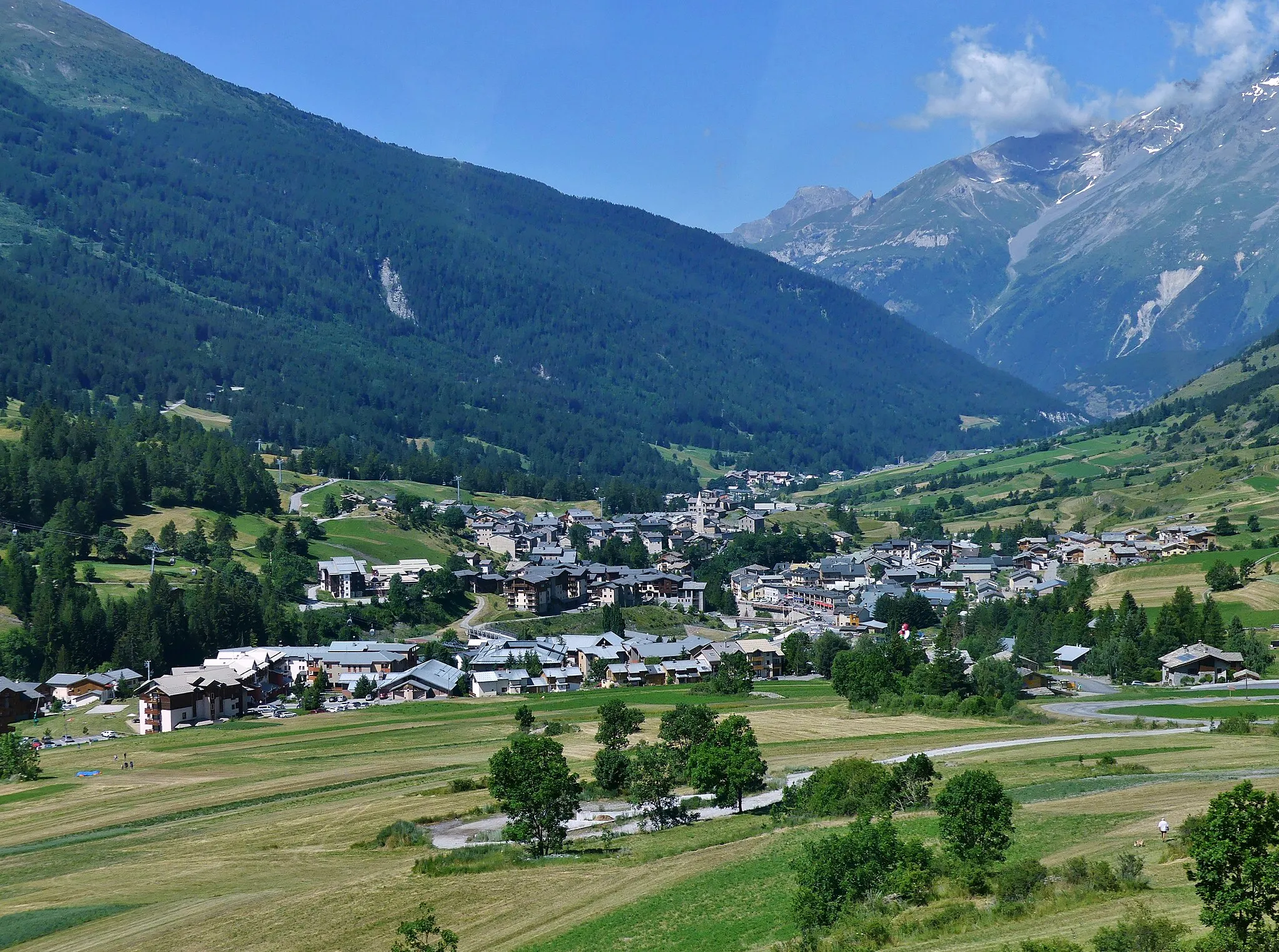 Photo showing: Panoramic sight of Lanslevillard village, part of the commune of Val-Cenis in the high Maurienne valley, in Savoie, France.