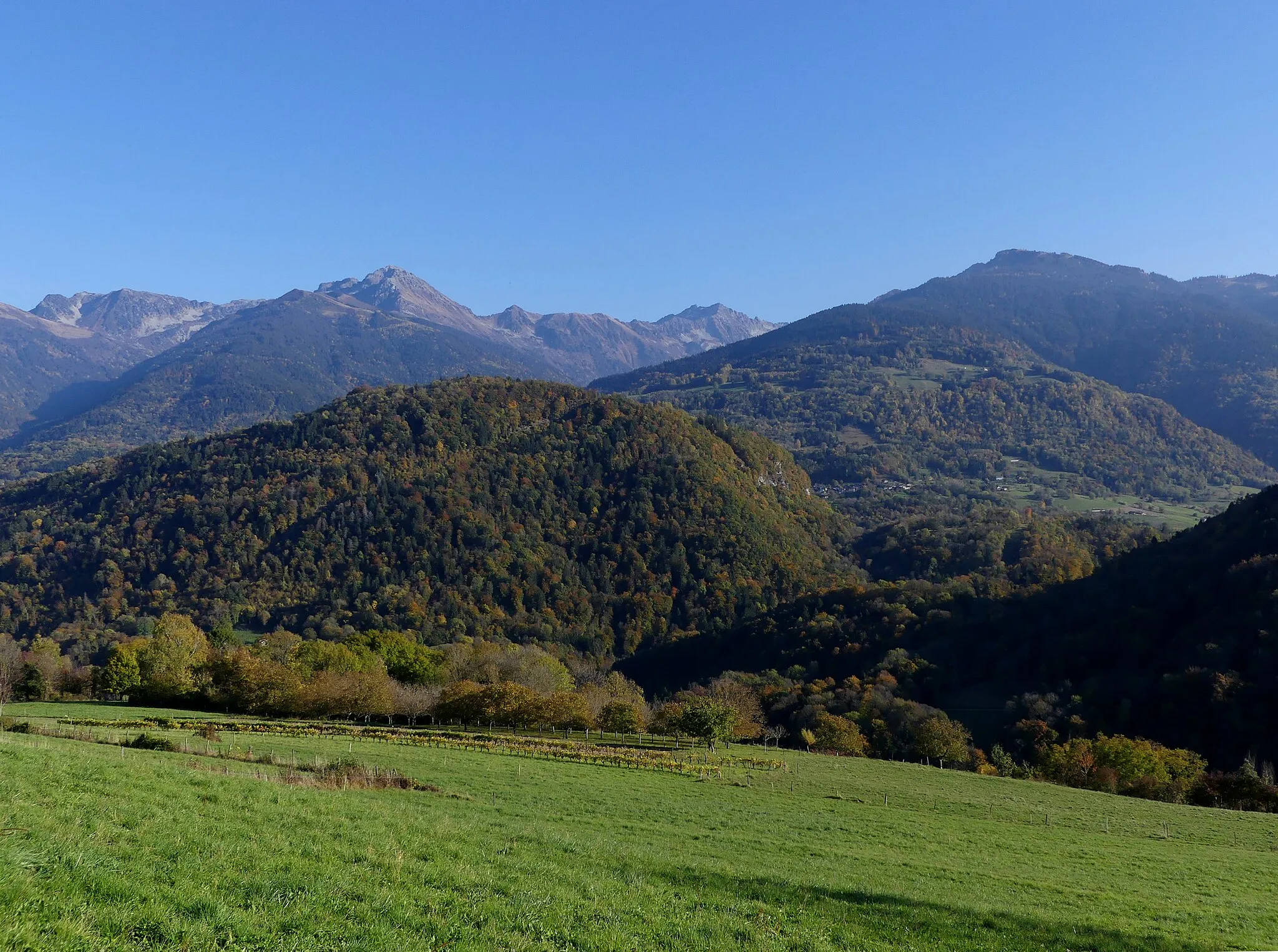 Photo showing: Sight, in autumn from La Chapelle-Blanche, of Belledonne moutain range and Mont Pezard hill, in Savoie, France.