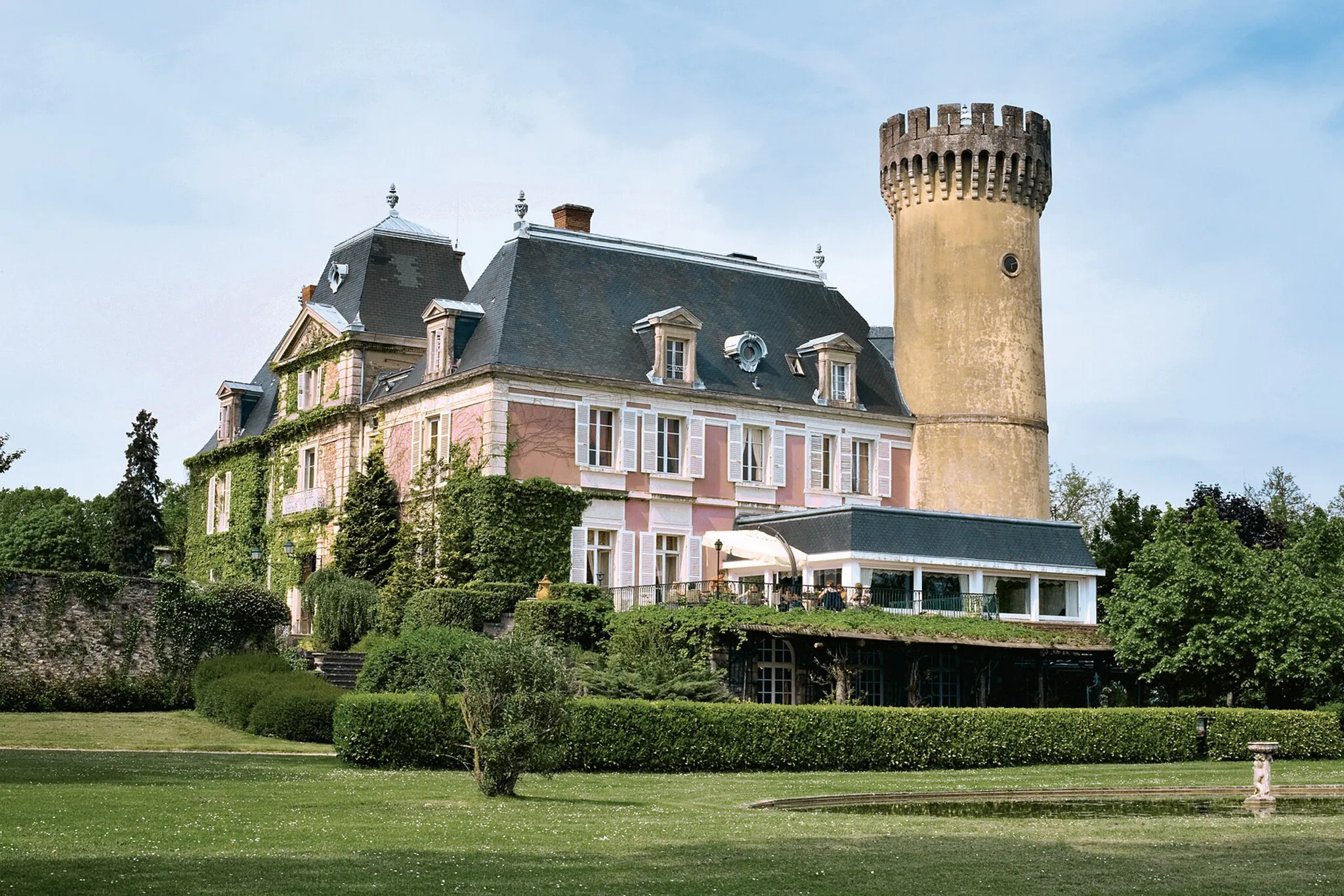 Photo showing: Façade extérieure du château