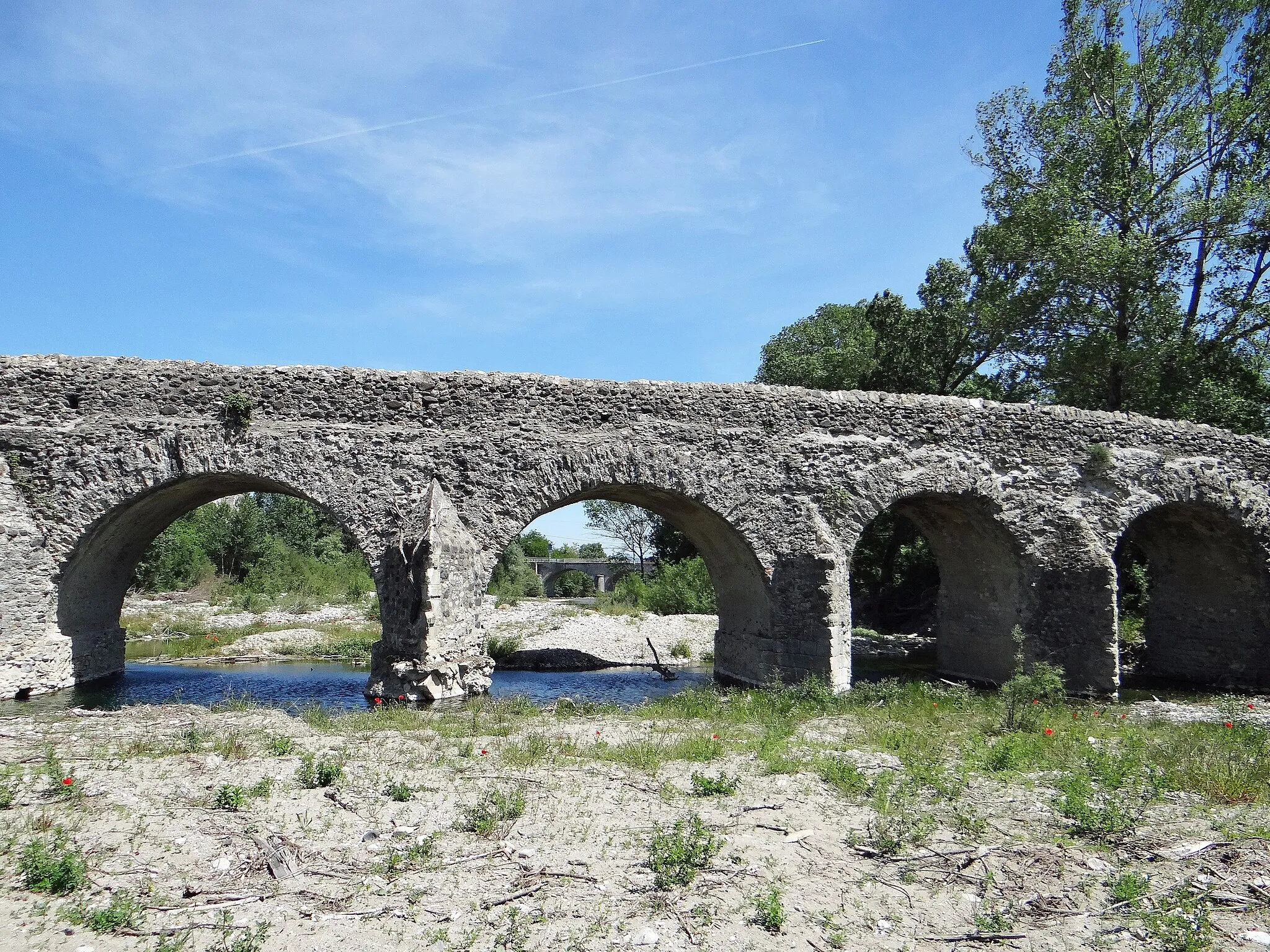 Photo showing: Pont romain de Viviers - Quatre travées vues de l'amont
