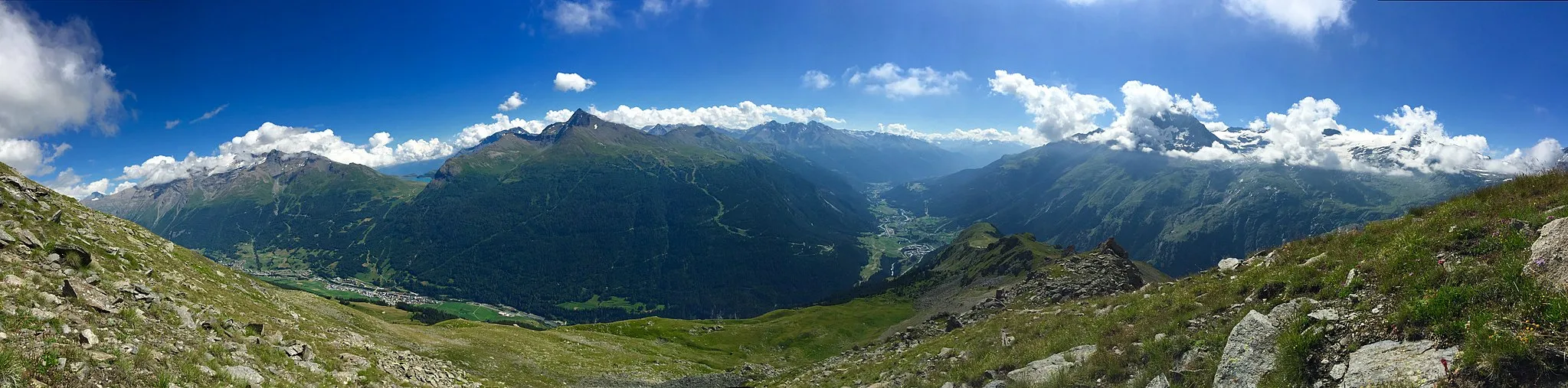 Photo showing: Vue sur le versant sud de la commune de Val-Cenis, de Lanslevillard à Bramans, col du Mont-Cenis et son lac au centre