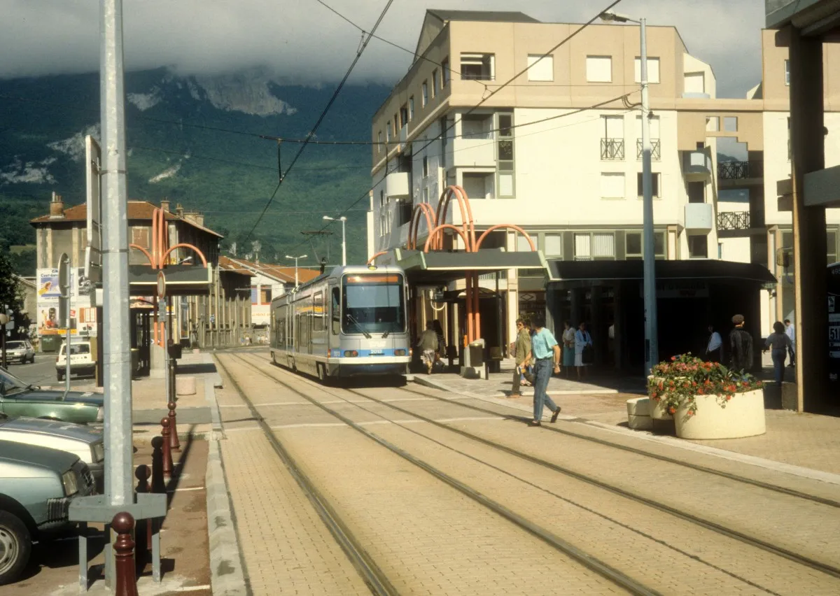 Photo showing: Grenoble TAG SL A (Alstom-TFS 2 2013) Avenue Aristide Briand / Place Louis Maisonnat im Juli 1988.