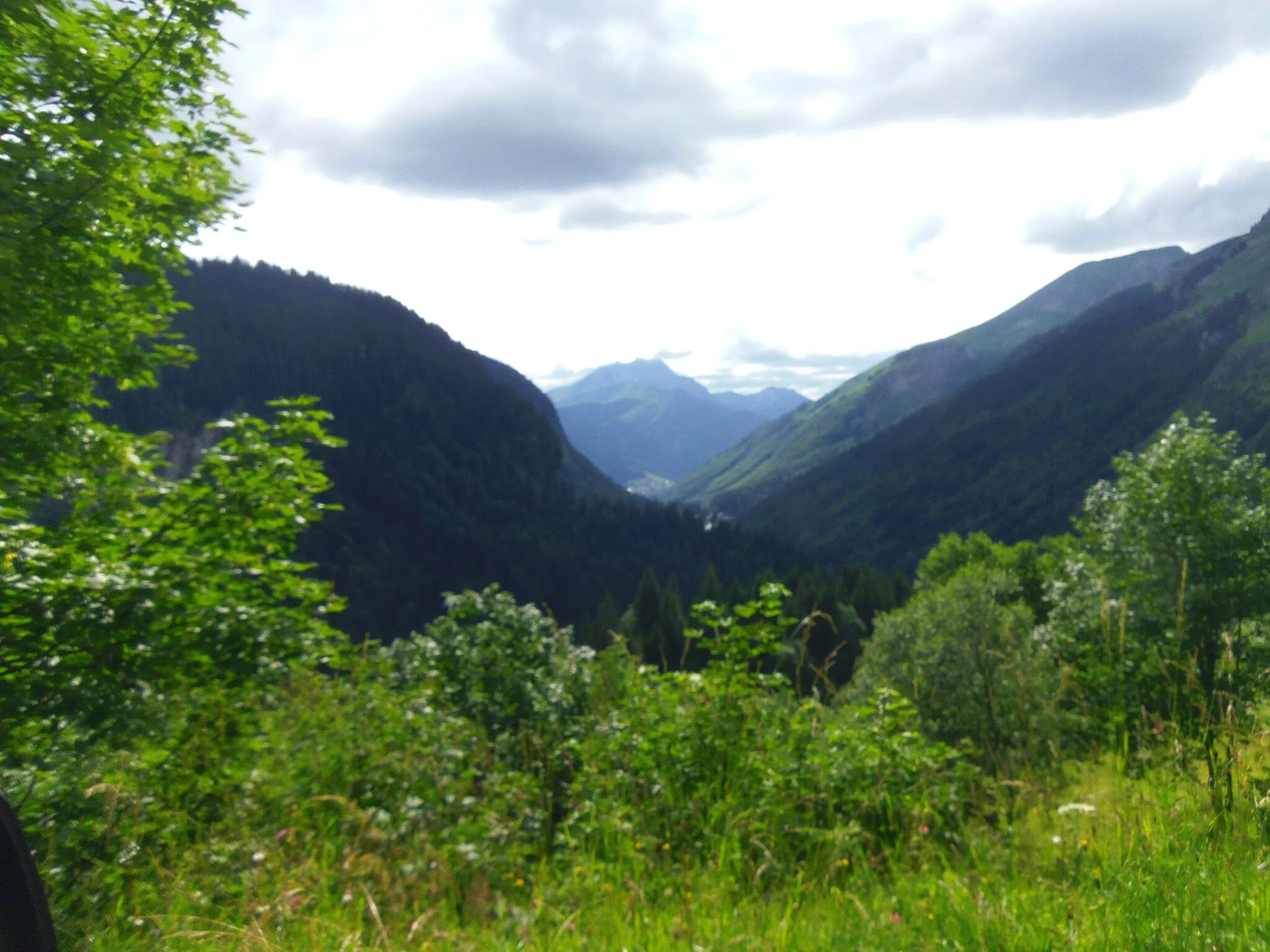 Photo showing: Vue depuis Les Lindarets sur la vallée entre les montagnes. Haute-Savoie, France.