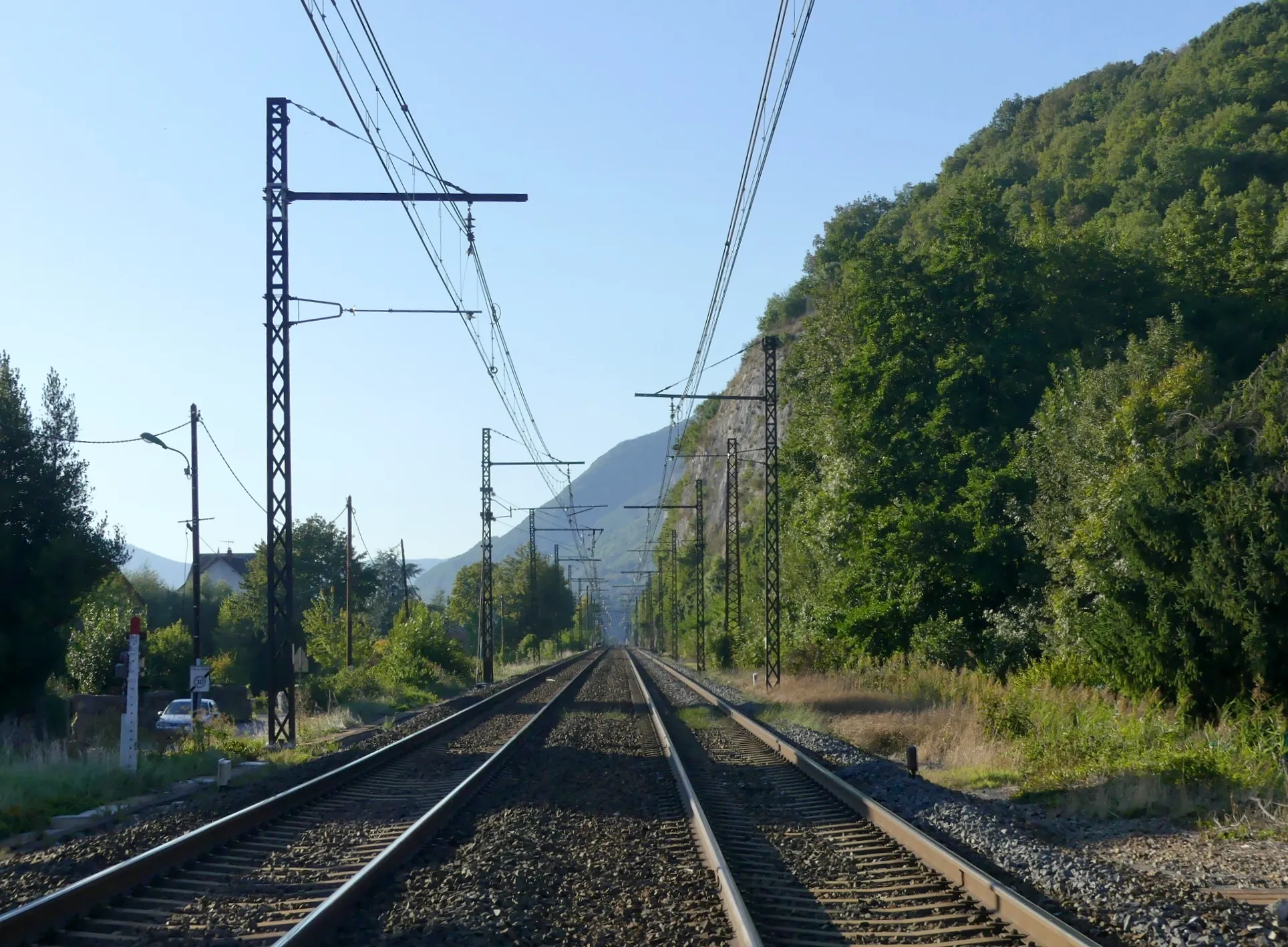 Photo showing: Sight, in the evening, of the Maurienne railway line in the direction of Culoz, in Vions in Northern Savoie, France.
