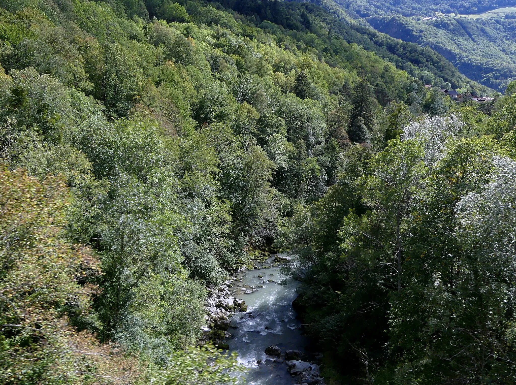 Photo showing: Sight, from Viaduc des Plaines railway viaduct, of Isère river in the surroundings of Saint-Marcel, in Tarentaise valley, Savoie, France.