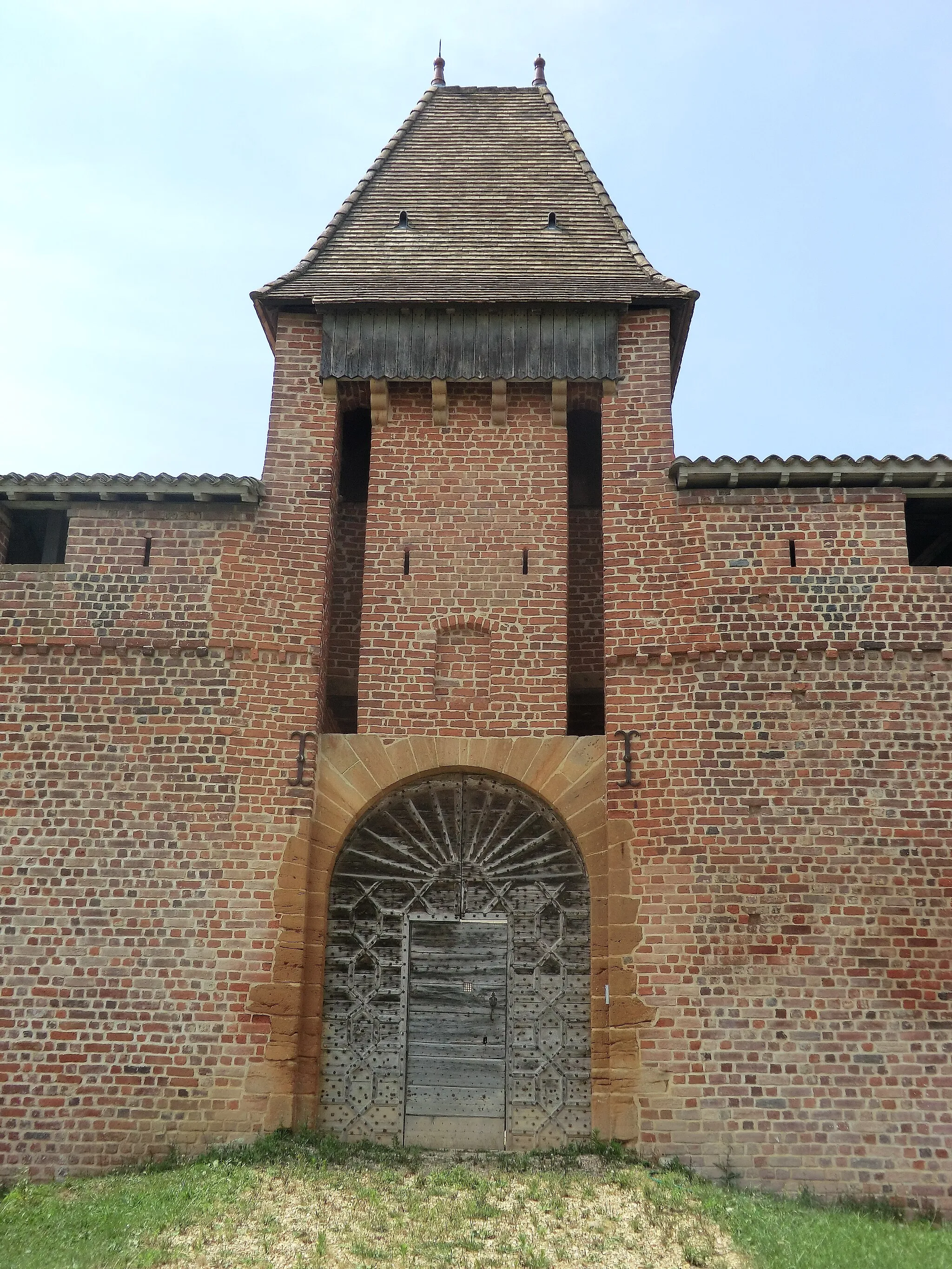 Photo showing: Porte de la Maison forte de Villon.