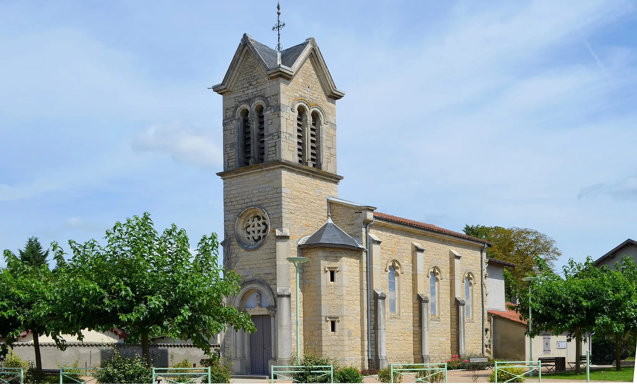 Photo showing: Exterior of église Saint-Florent de Thil (Ain).