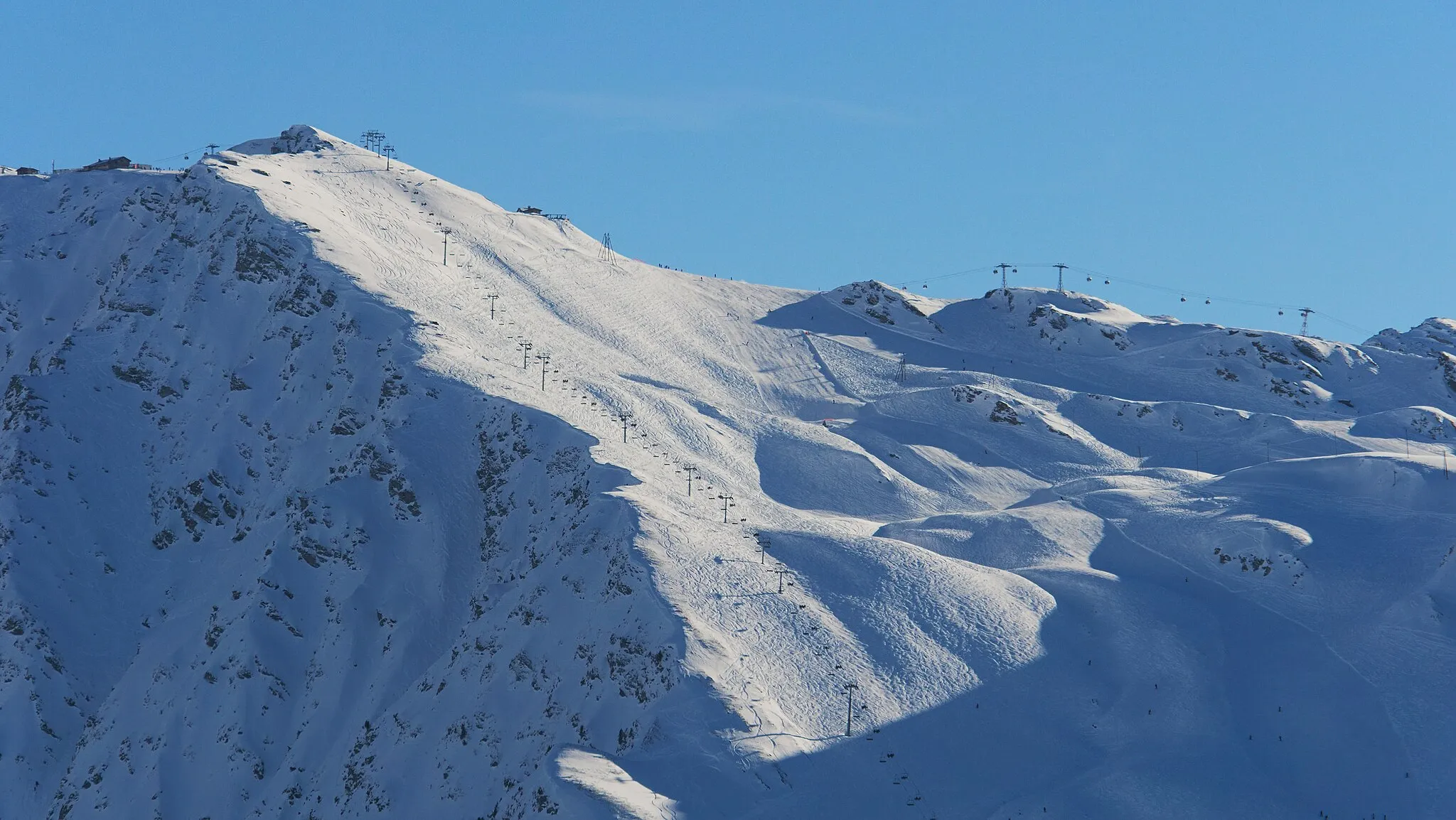 Photo showing: Paradiski, view towards Roche De Mio. Taken in La Plagne, Dos Rond, Savoie, France.