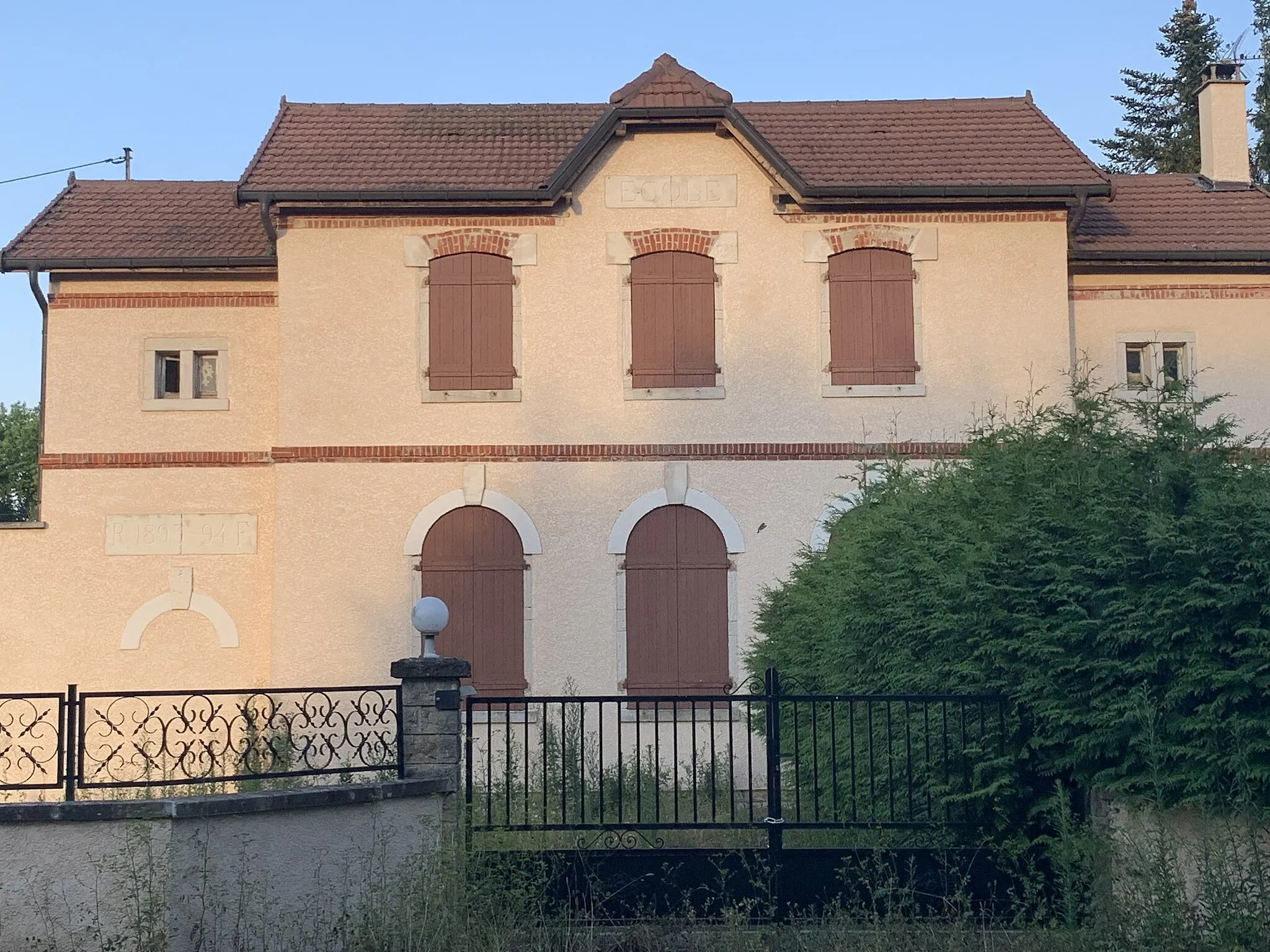 Photo showing: Ancienne école de Bas-Montagneux, Saint-Trivier-sur-Moignans.