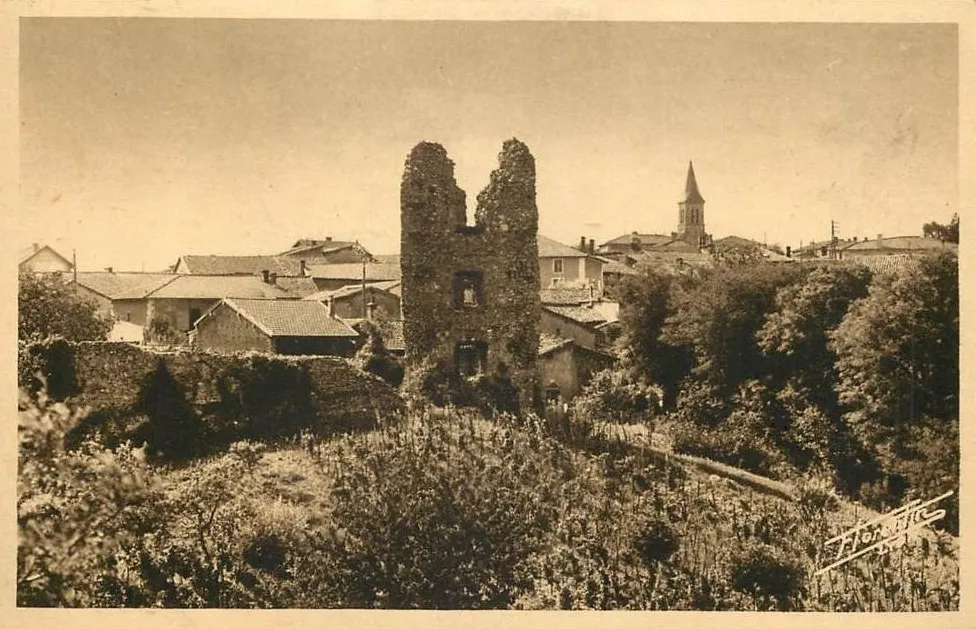 Photo showing: Carte postale ancienne du Mas Rillier (Miribel) - vue de la tour du château (ruines) et de l'église au loin.