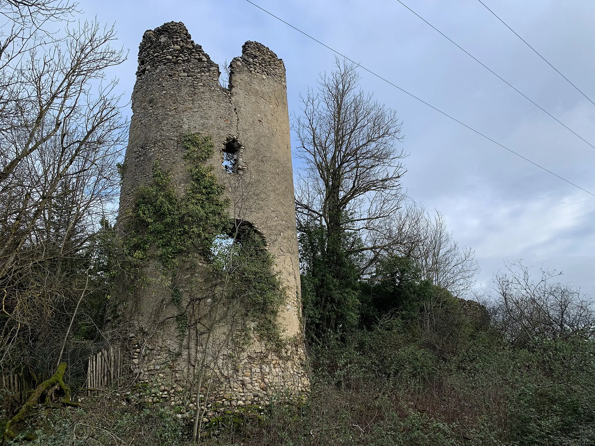 Photo showing: Tour du château de Miribel (ruines).