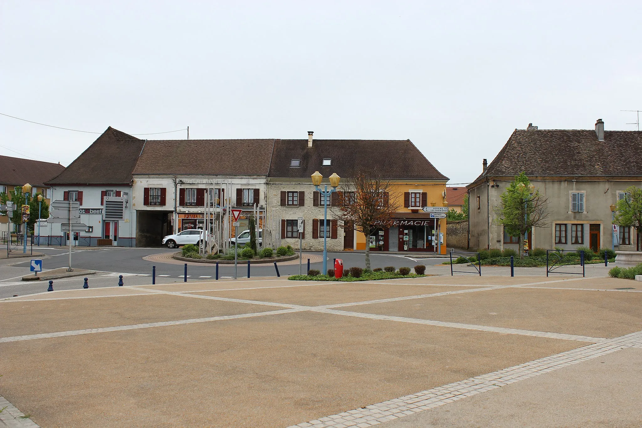 Photo showing: Place Clodomir à Vézeronce-Curtin.