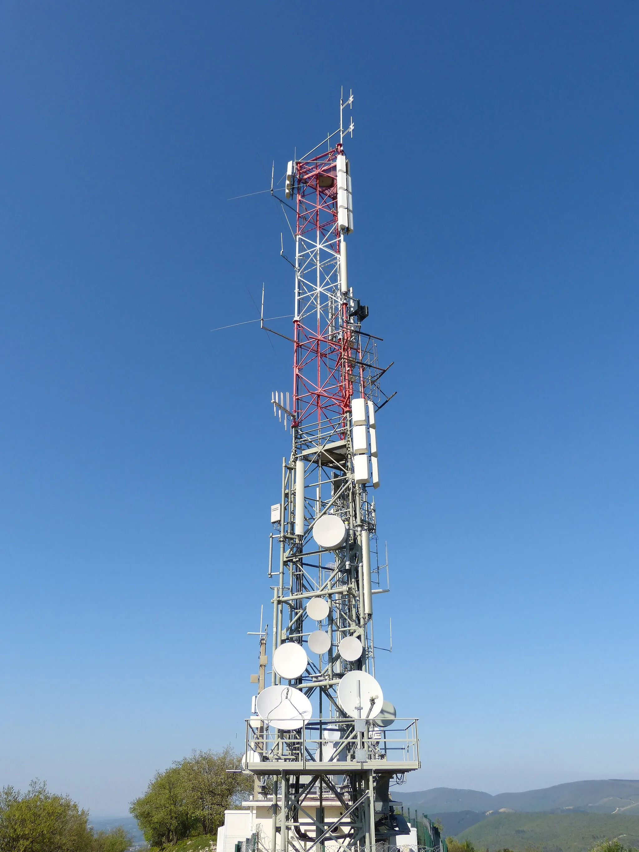 Photo showing: Antenna for telecommunications and television relay on the top of the communal hill (398m).